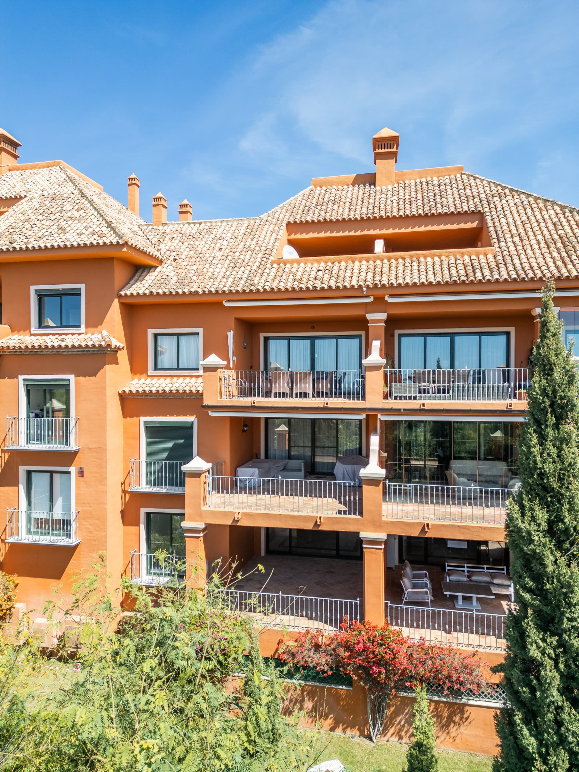 Charmante Wohnung in Benahavis mit Panorama Ansichten — photo 1
