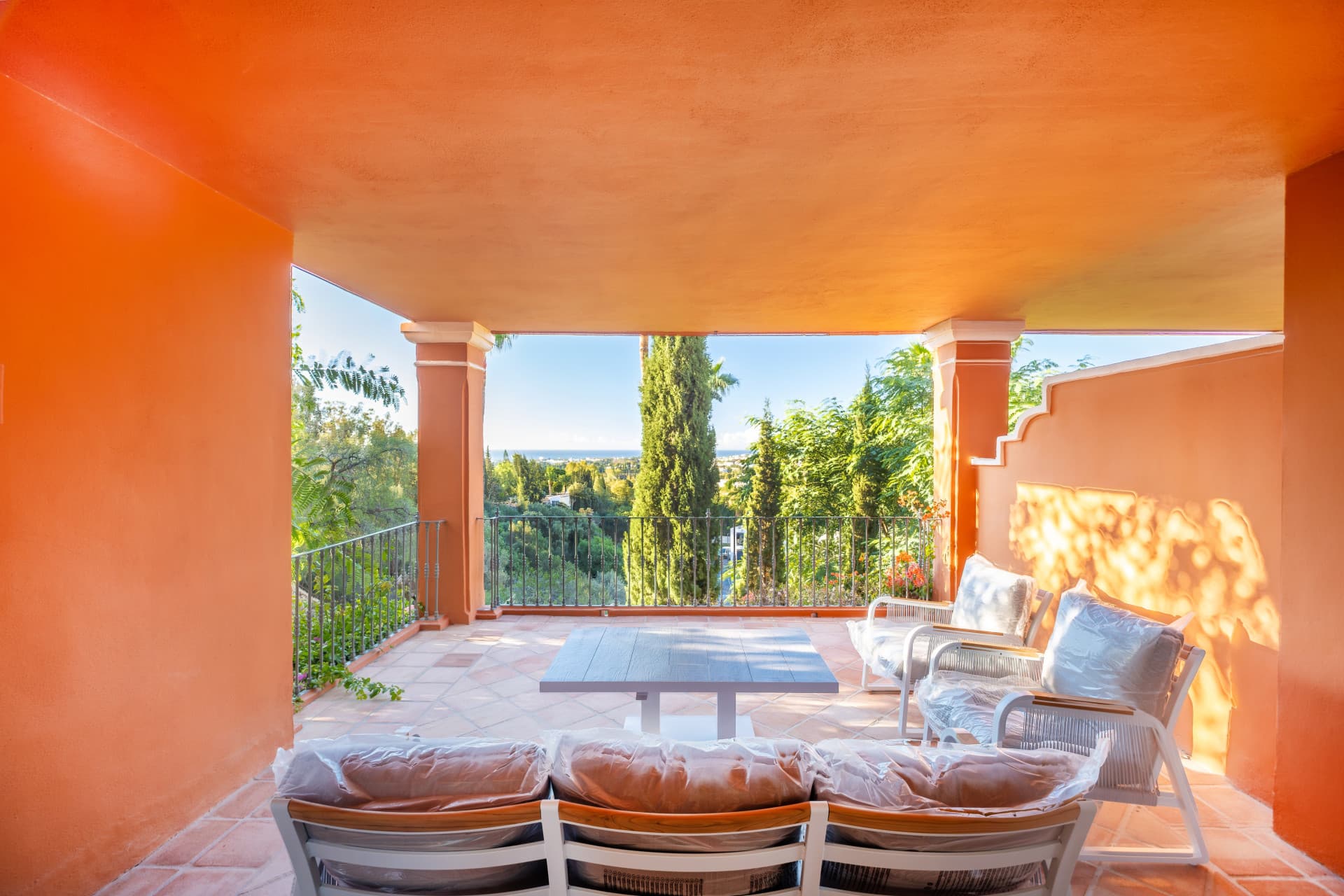Charmante Dreizimmerwohnung mit Panoramablick auf das Meer in Benahavis — photo 1