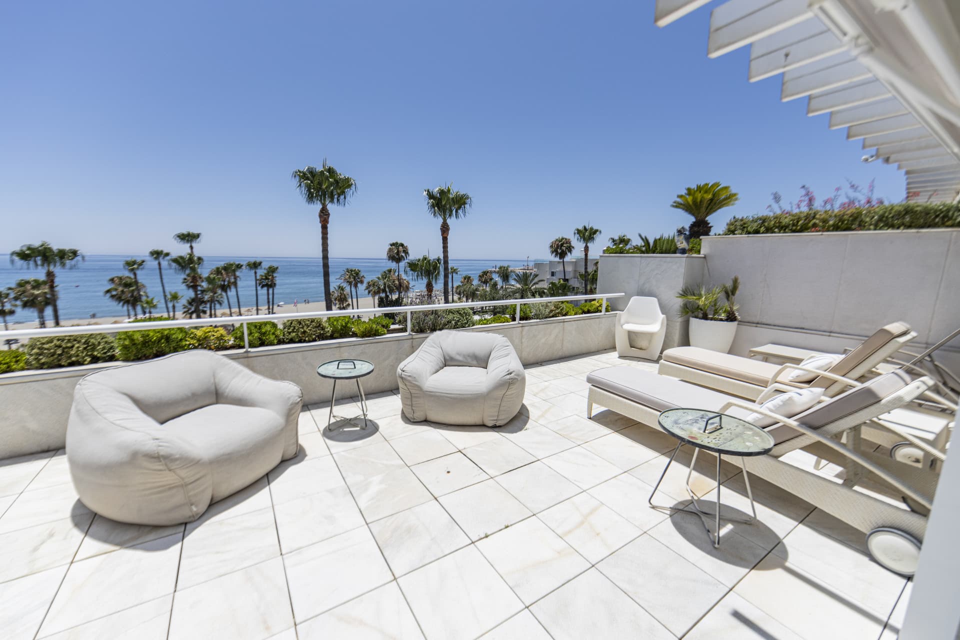 Luxe Duplex Penthouse aan het strand in Los Granados, Marbella — photo 1