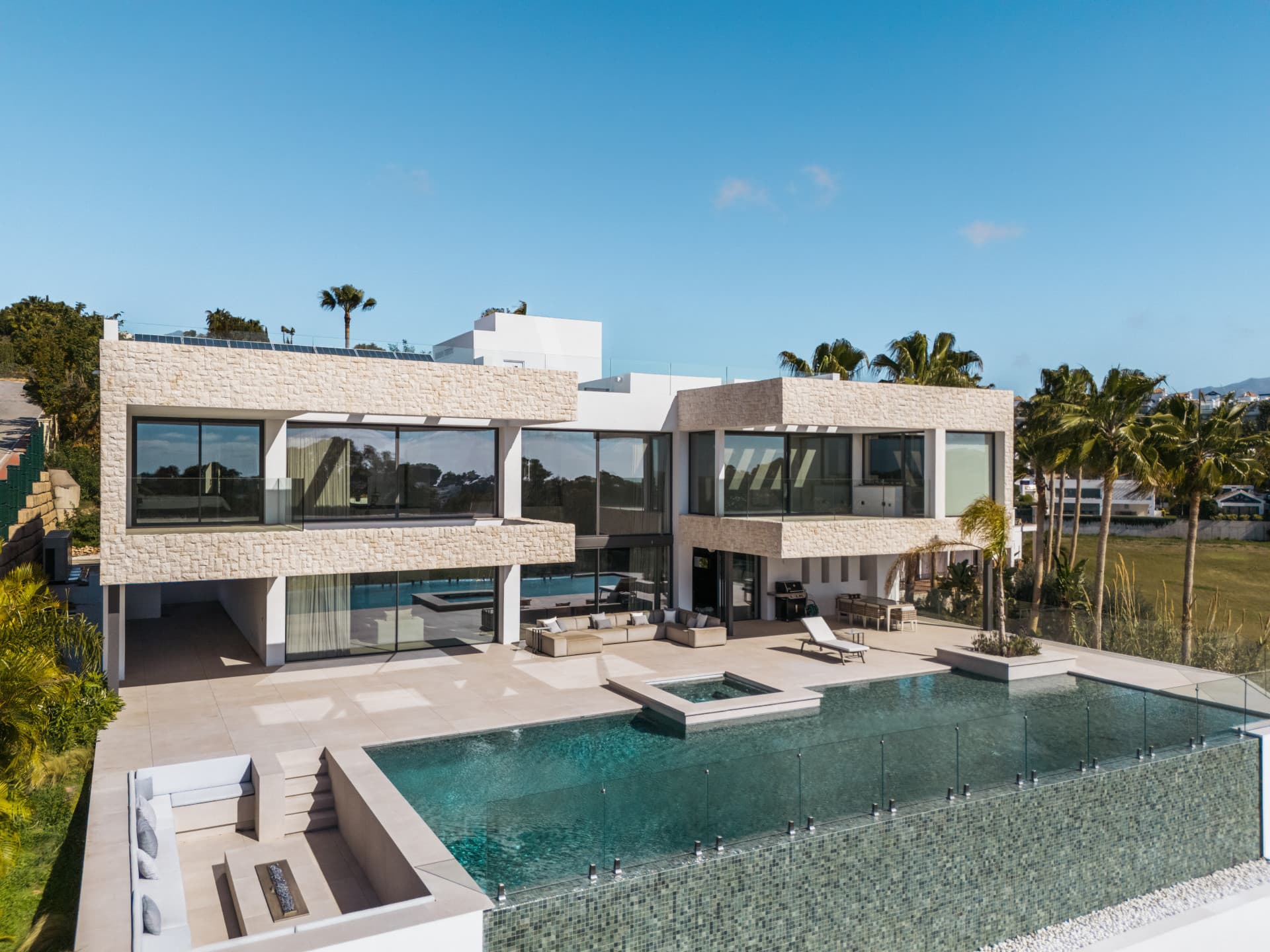 Luxusvilla in La Alqueria, Benahavis mit atemberaubendem Blick auf den Golf — photo 1