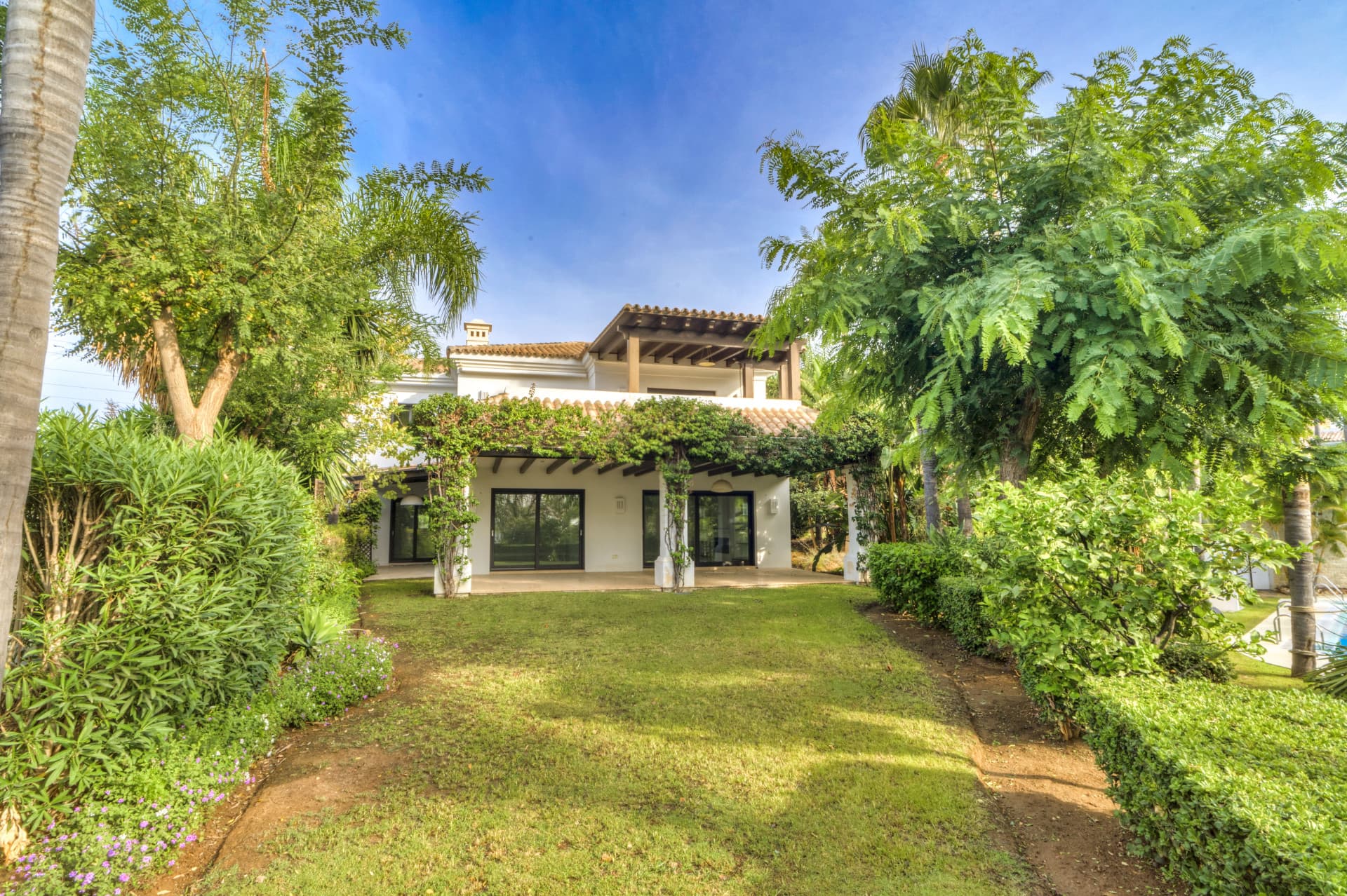 Villa exclusiva de 6 dormitorios en Lomas de Magna, Marbella — photo 1
