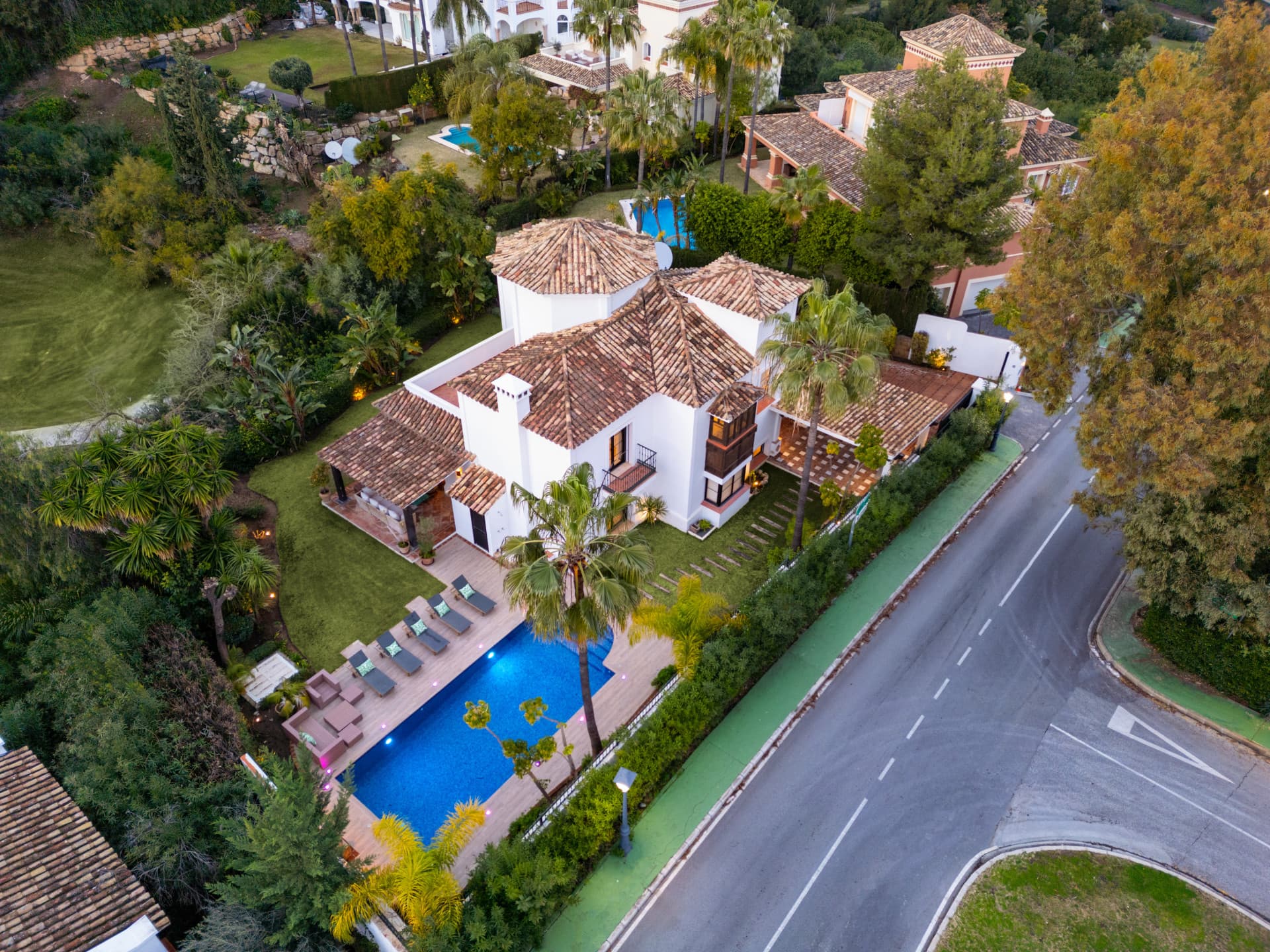 Charmante Süd-Facing Villa in El Herrojo, Benahavis — photo 1
