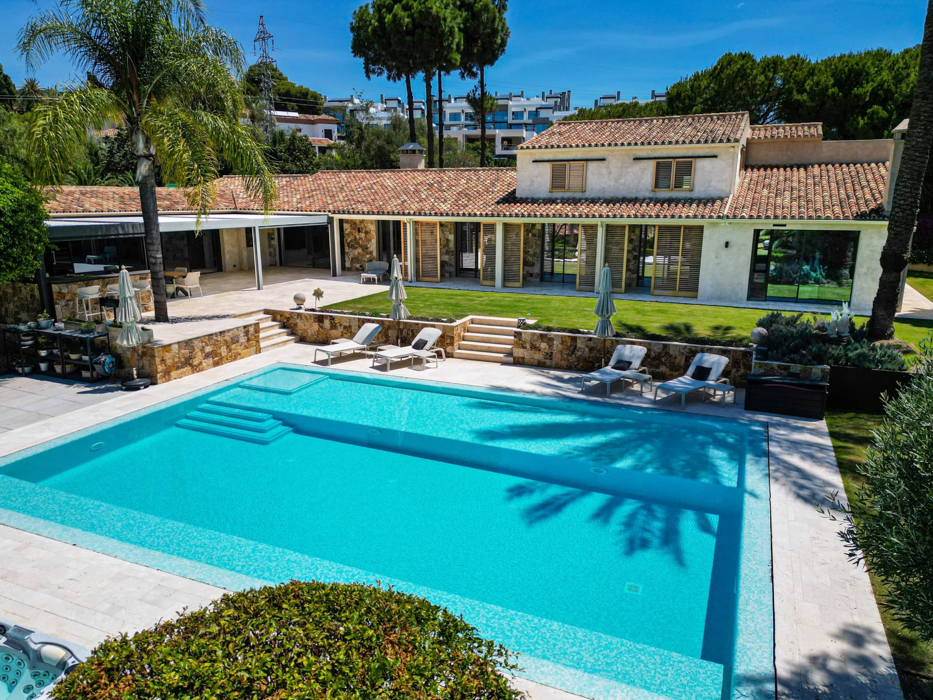Luxe Ibiza-Style Villa met panoramisch uitzicht in Marbella — photo 1