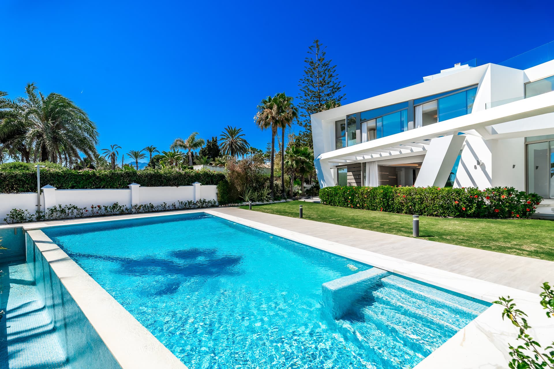 Luxe Brand-New Villa in Exclusive Los Monteros, Marbella — photo 1