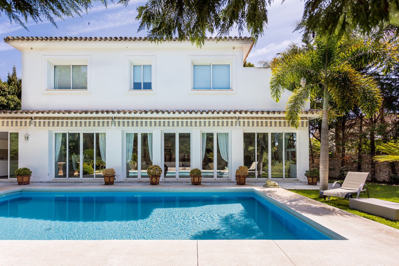 Luxe villa met 5 slaapkamers in Los Monteros Strand, Marbella East — photo 1
