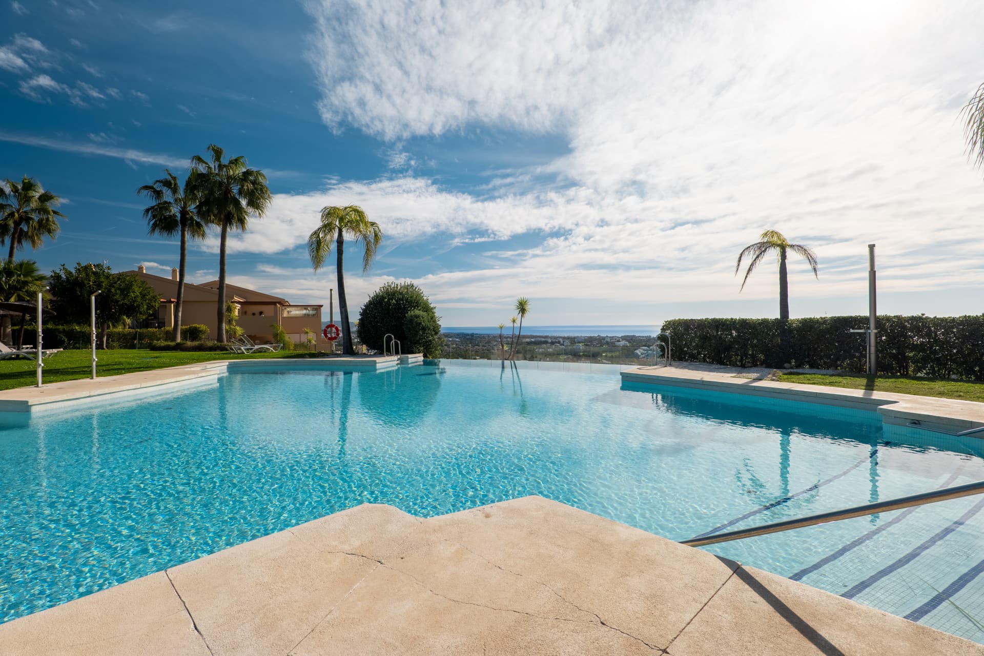Elegant appartement op de begane grond met panoramisch uitzicht in Benahavís — photo 1