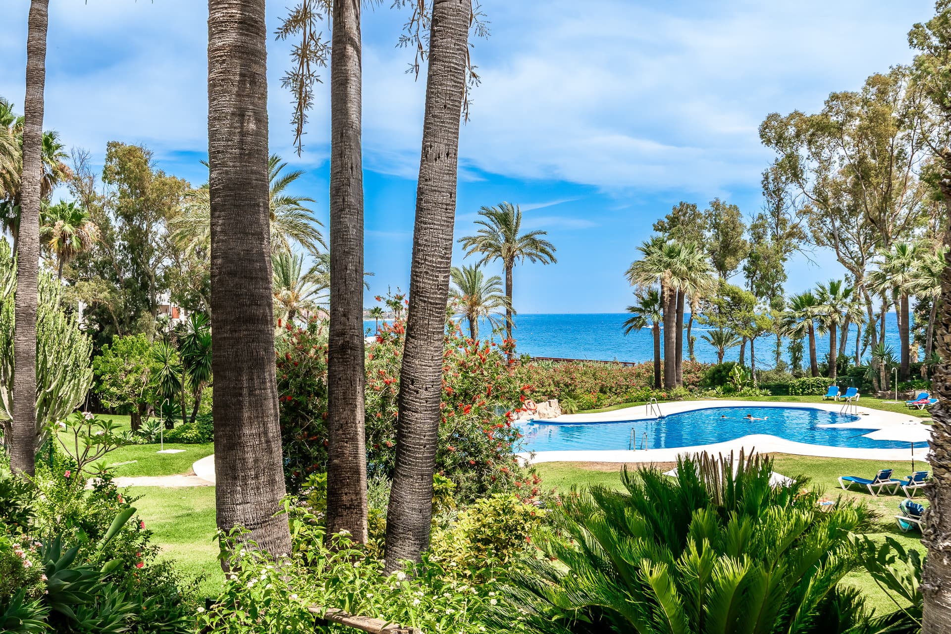 Front Line Beach Casa adosada con vistas panorámicas al mar en Estepona Este — photo 1