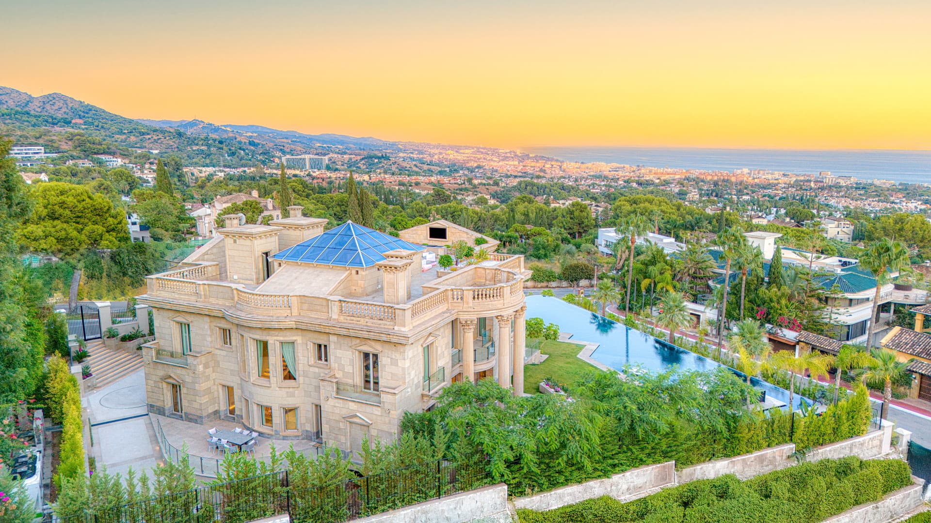 Opulento Villa de 7 dormitorios con vistas panorámicas al mar en Sierra Blanca, Marbella Milla de Oro — photo 1