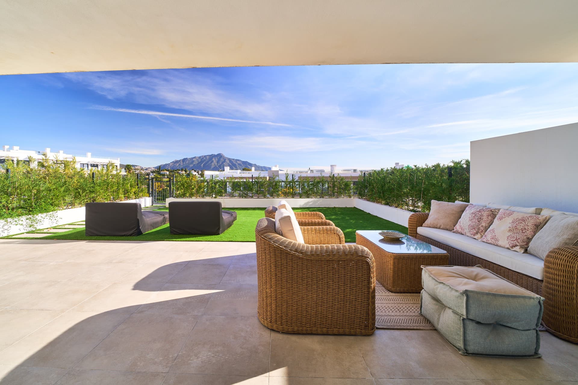 Exquisite bereit, im Erdgeschoss Wohnung in Atalaya, Estepona East — photo 1