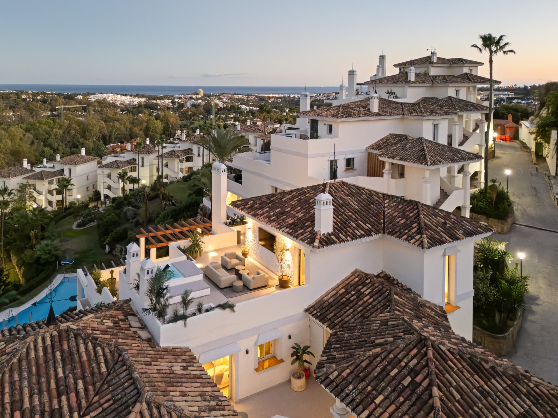 Luxe Duplex Penthouse met panoramisch uitzicht in Palacetes Los Belvederes, Nueva Andalucía — photo 1
