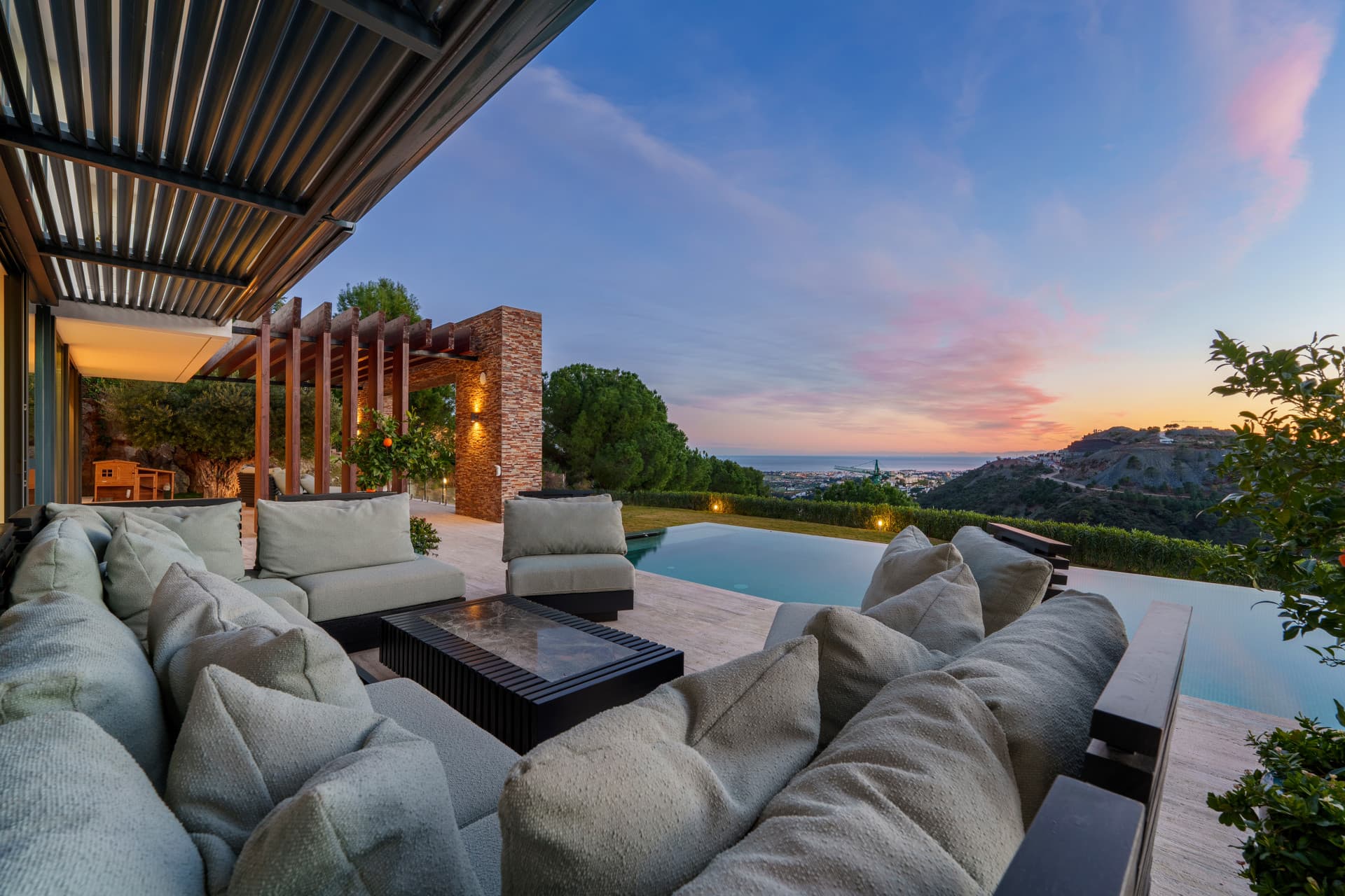 Exquisite Villa mit fünf Schlafzimmern mit Panoramablick in El Madroñal, Benahavís — photo 1