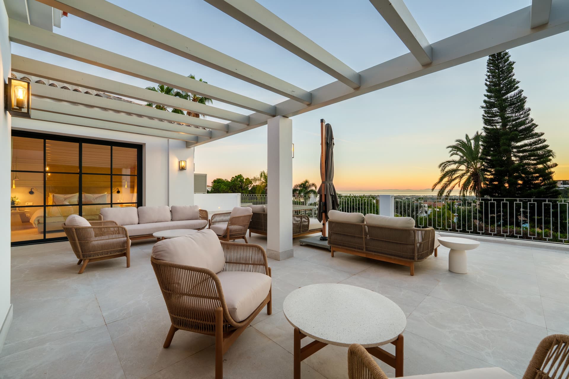 Villa mediterránea moderna con vistas al mar en La Quinta, Benahavis — photo 1