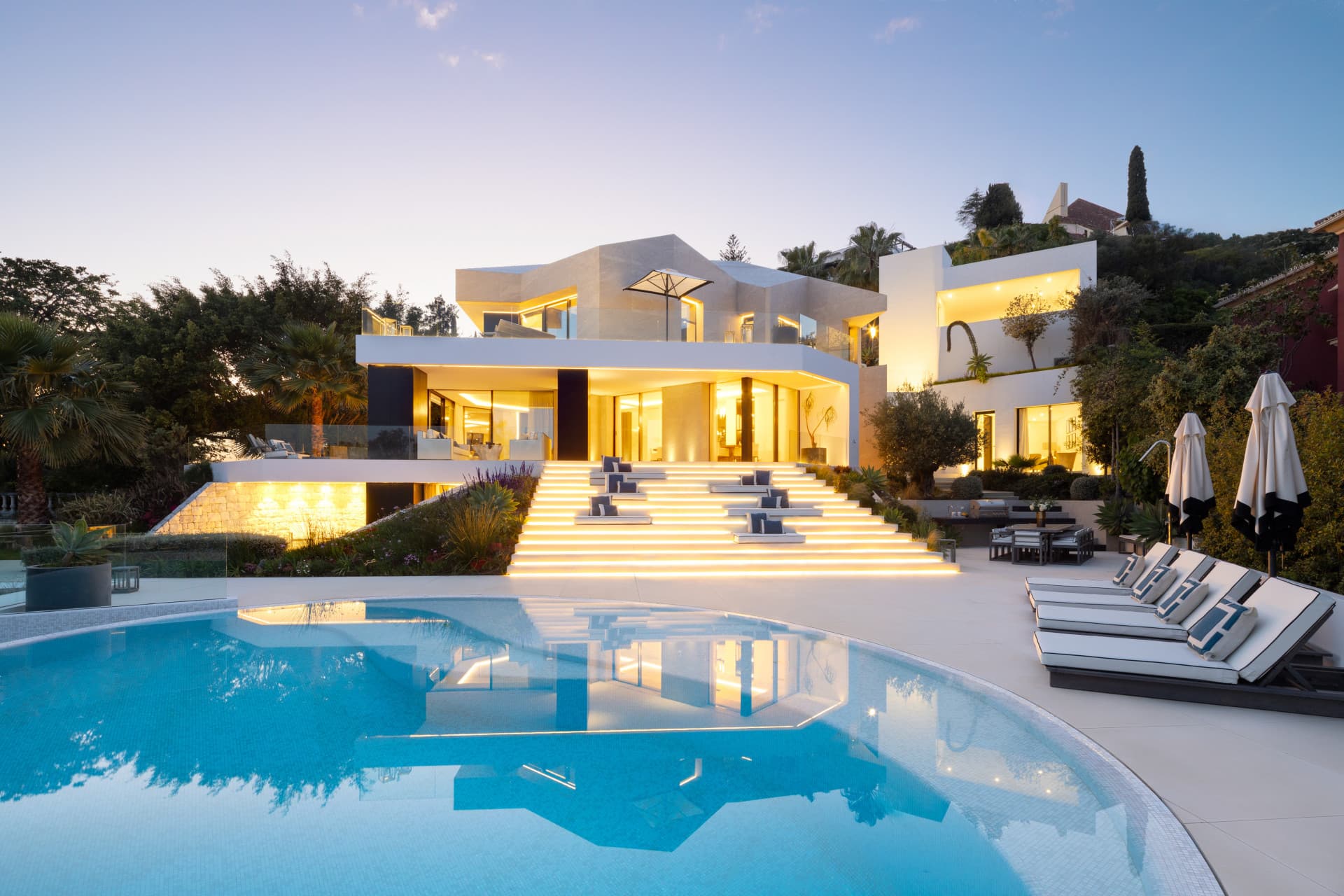Moderne Luxusvilla mit Panoramablick in El Herrojo, Benahavis — photo 1