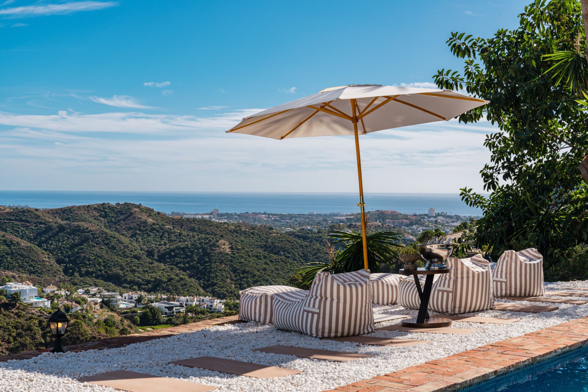 Elegante andalusische Luxusvilla mit Panoramablick auf das Meer in El Madroñal, Benahavis — photo 1