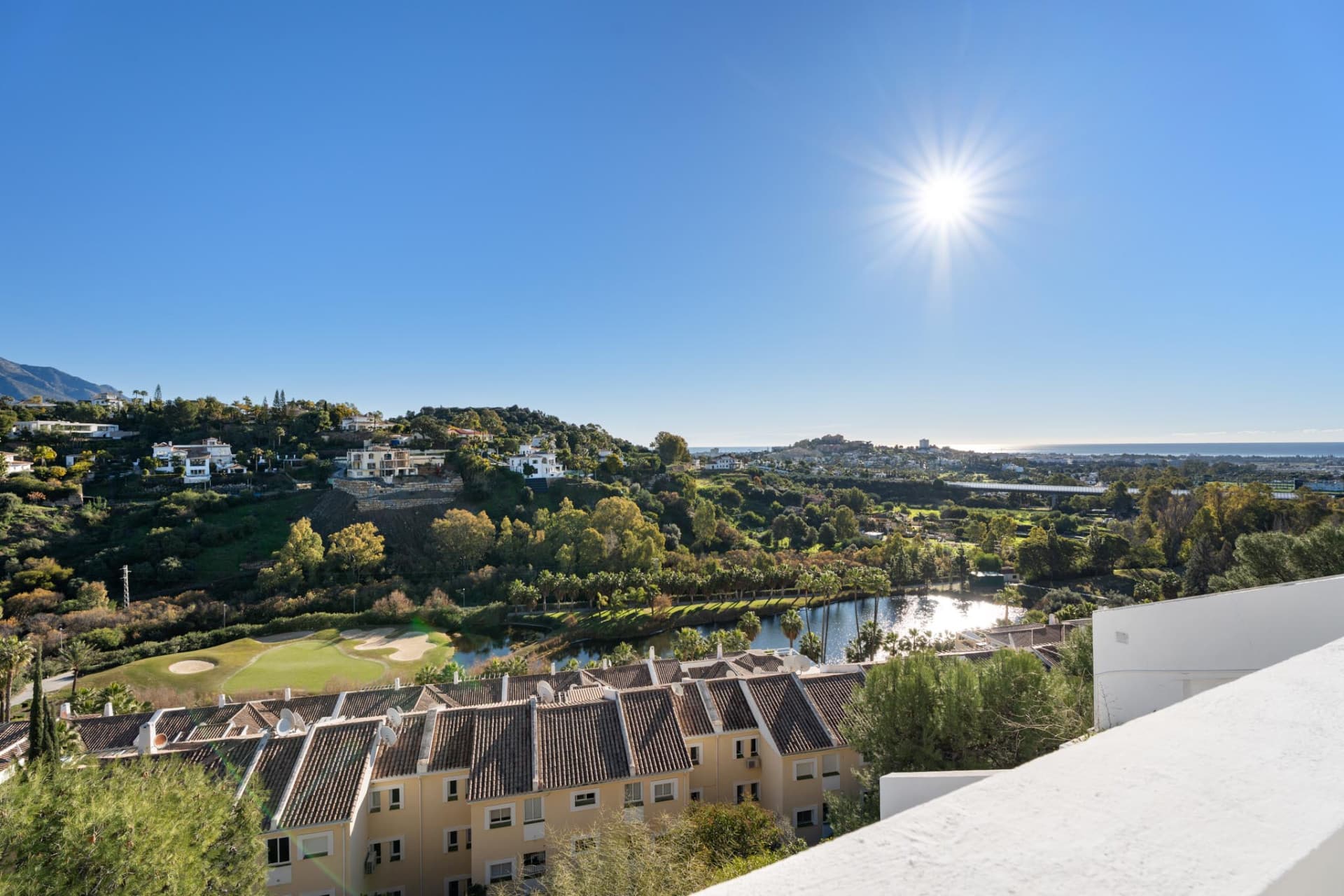 Luxus Duplex Penthouse in La Quinta, Benahavis mit Panoramablick — photo 1