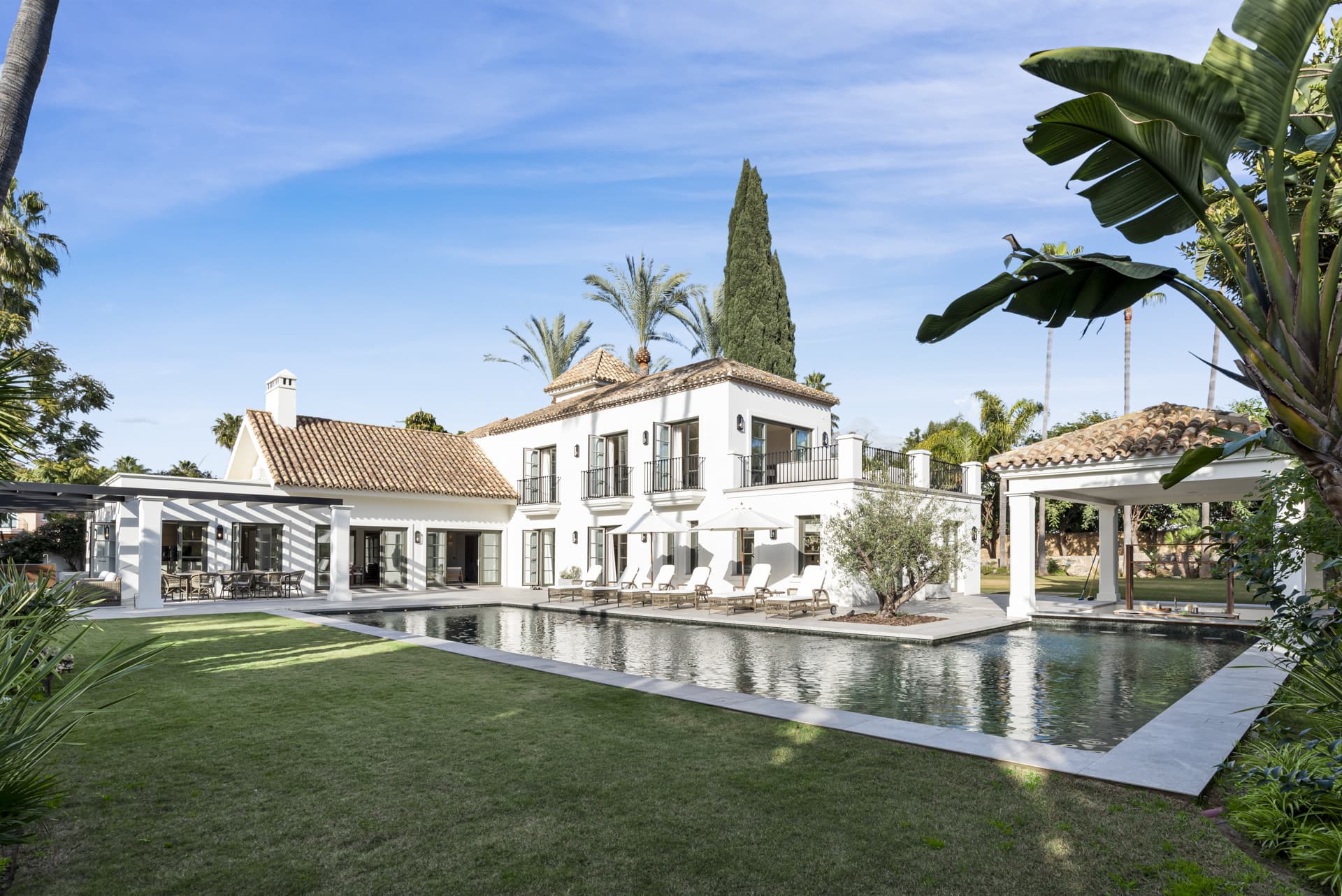 Elegante Villa mit 6 Schlafzimmern in Nueva Andalucia mit Panoramablick und Prime Location — photo 1