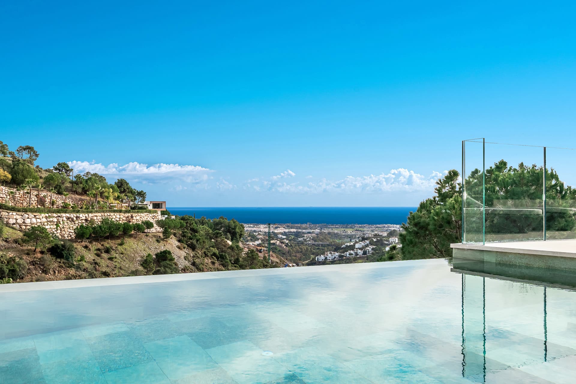 Moderne Luxusvilla mit Panoramablick auf das Meer in El Madroñal, Benahavis — photo 1
