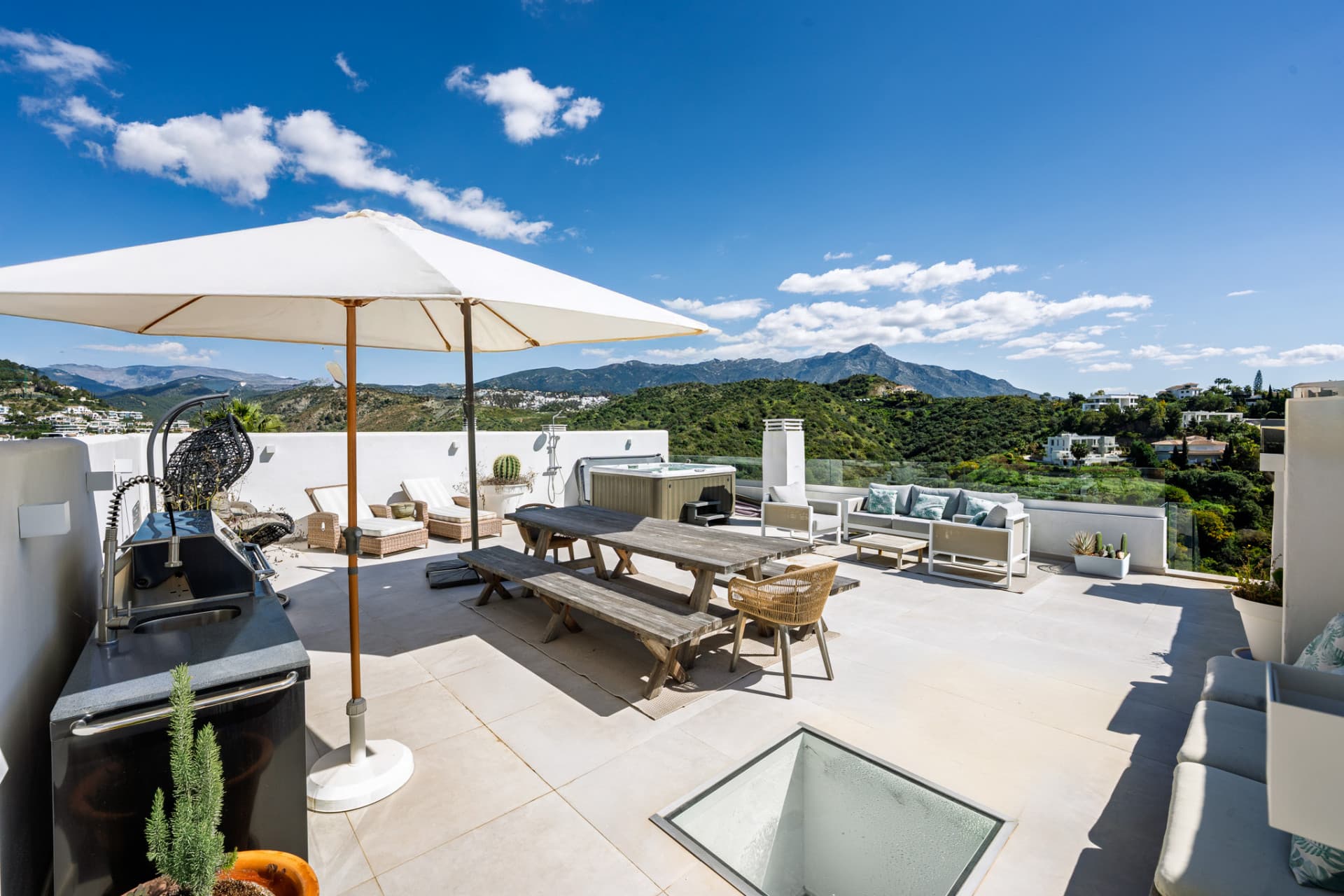 Exquisite 3-Schlafzimmer Duplex Penthouse mit Panoramablick in La Quinta, Benahavis — photo 1