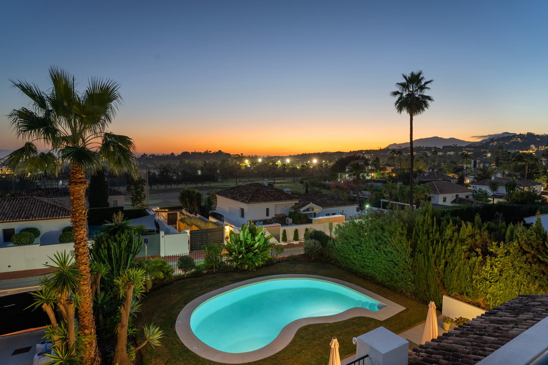 Escandinavo contemporáneo Villa en Nueva Andalucía con Vistas panorámicas — photo 1