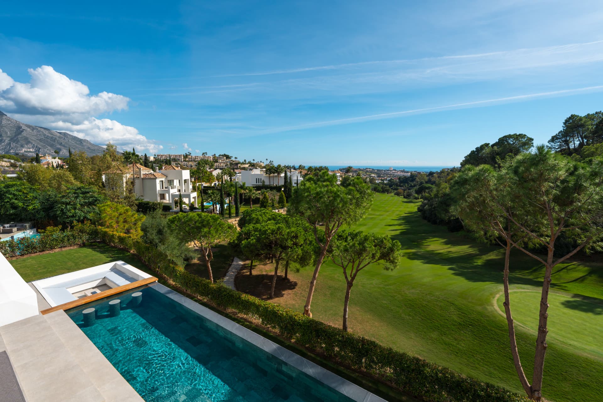 Excepcional Front Line Golf Villa en La Quinta, Benahavis — photo 1