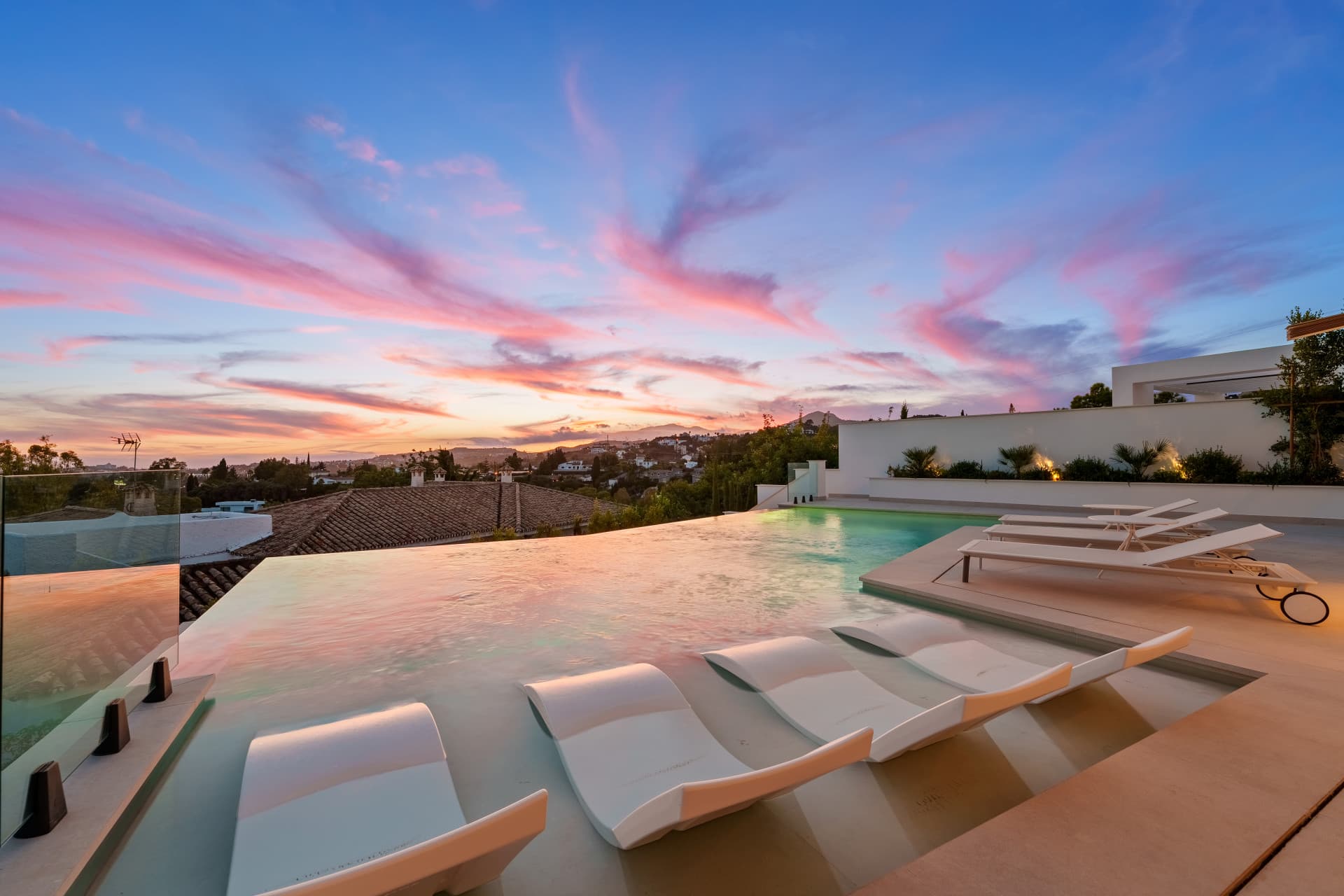Moderne Luxusvilla mit Panoramablick in La Quinta, Benahavis — photo 1