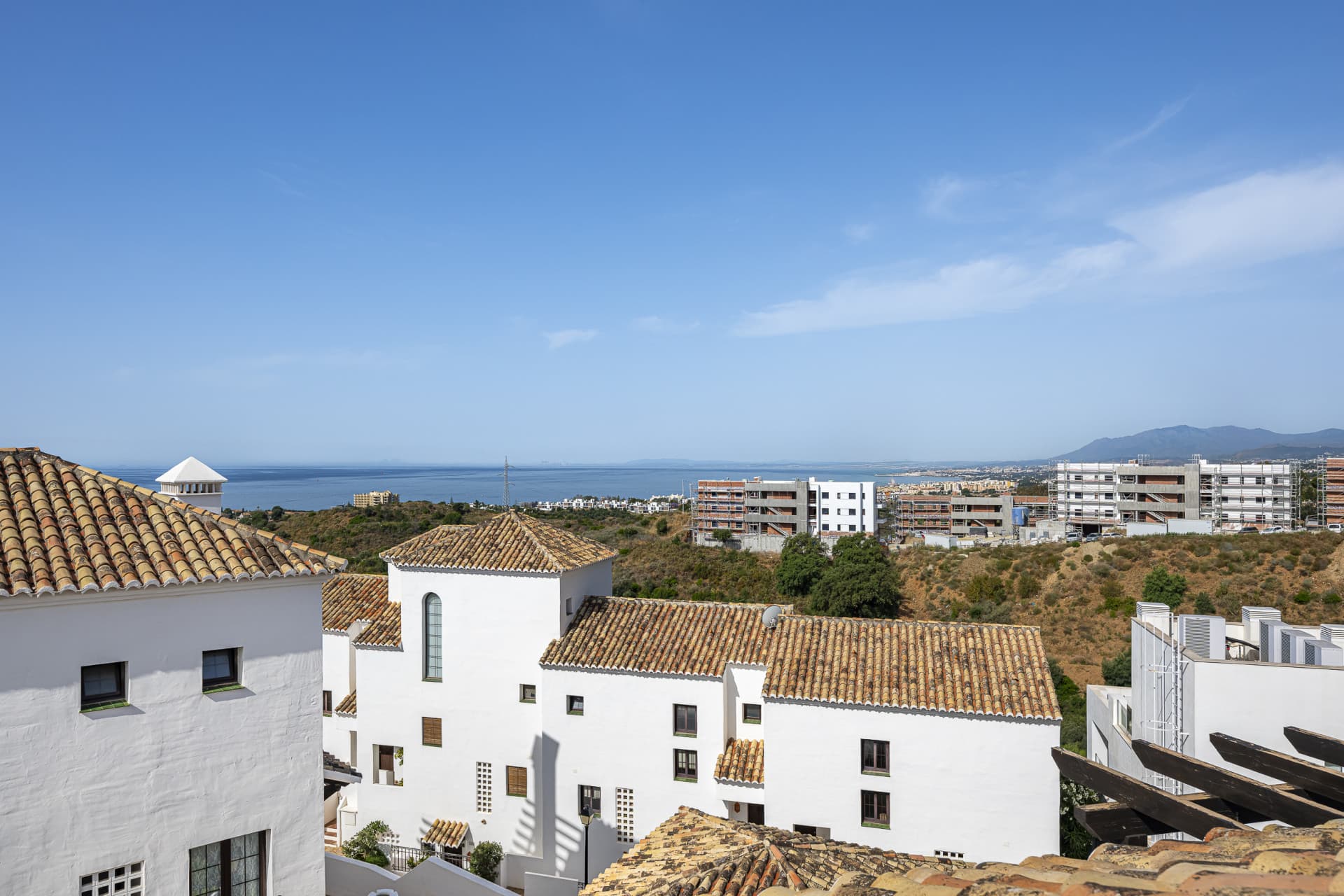 Zuid-Facing Luxe Triplex met panoramisch uitzicht in Los Altos de los Monteros, Marbella — photo 1