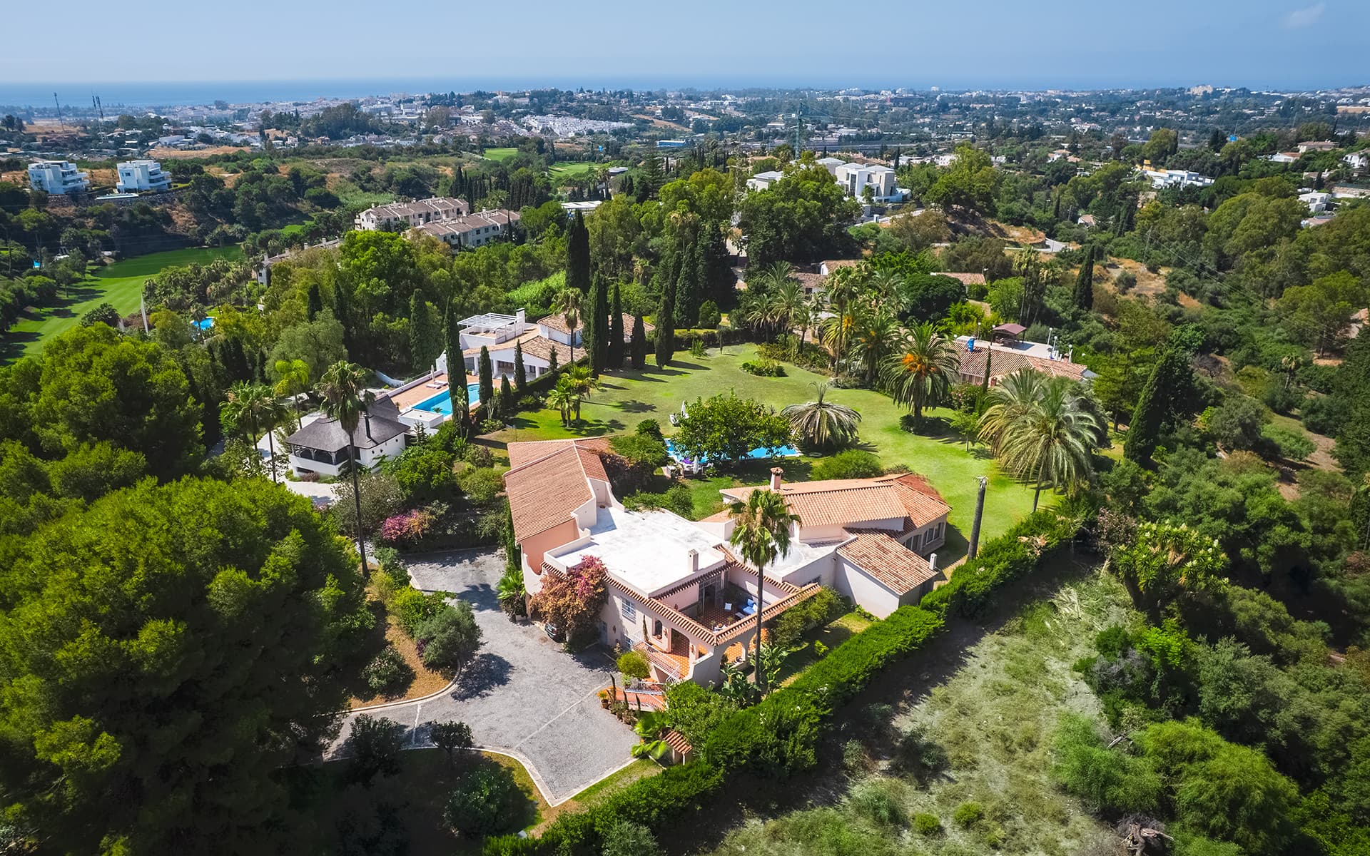 Encantadora Villa andaluza en Benahavis – Vistas al mar panorámico y Ubicación privilegiada — photo 1