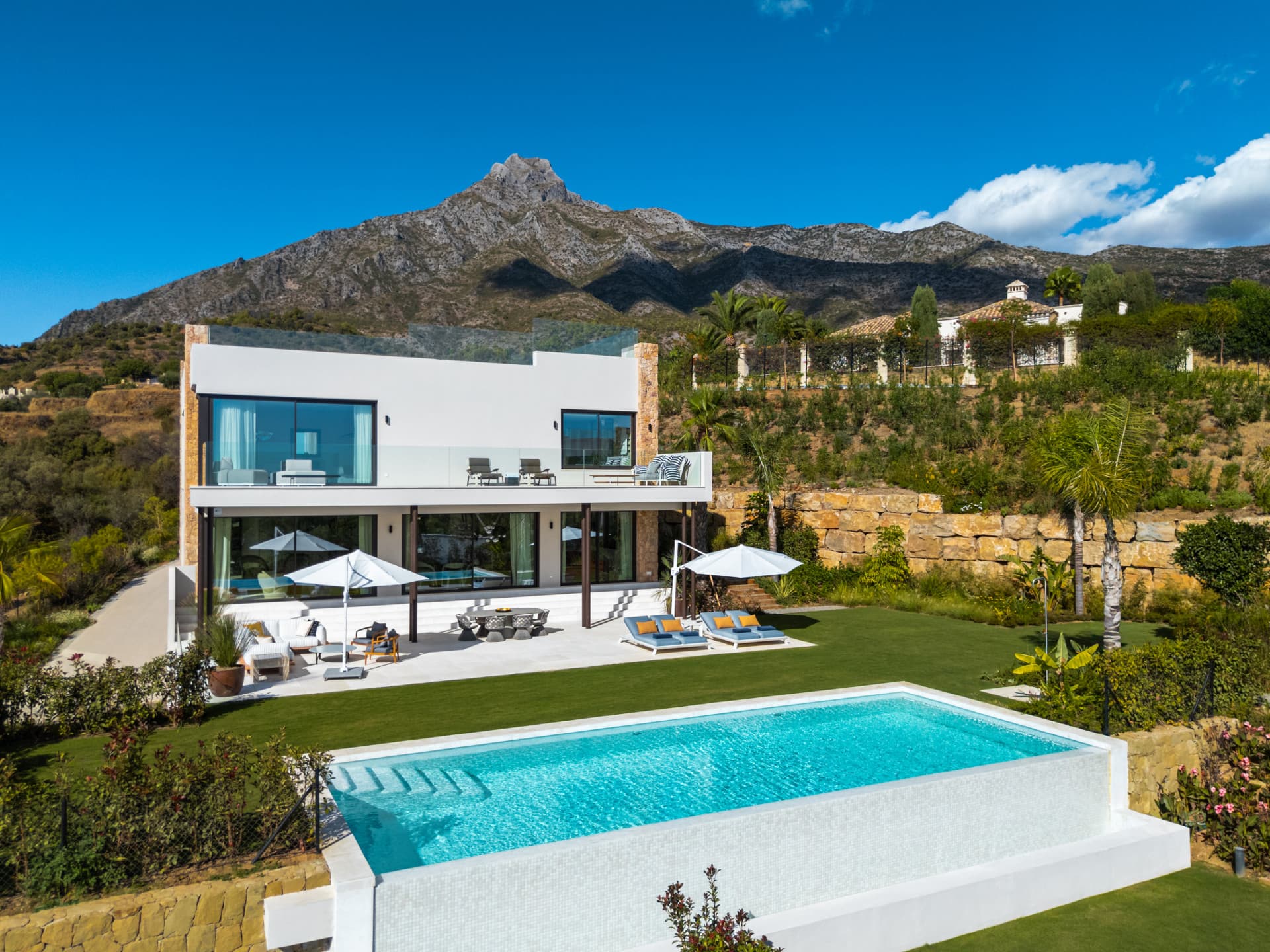 Villa de lujo de nueva construcción en Marbella Hill Club con vistas panorámicas — photo 1