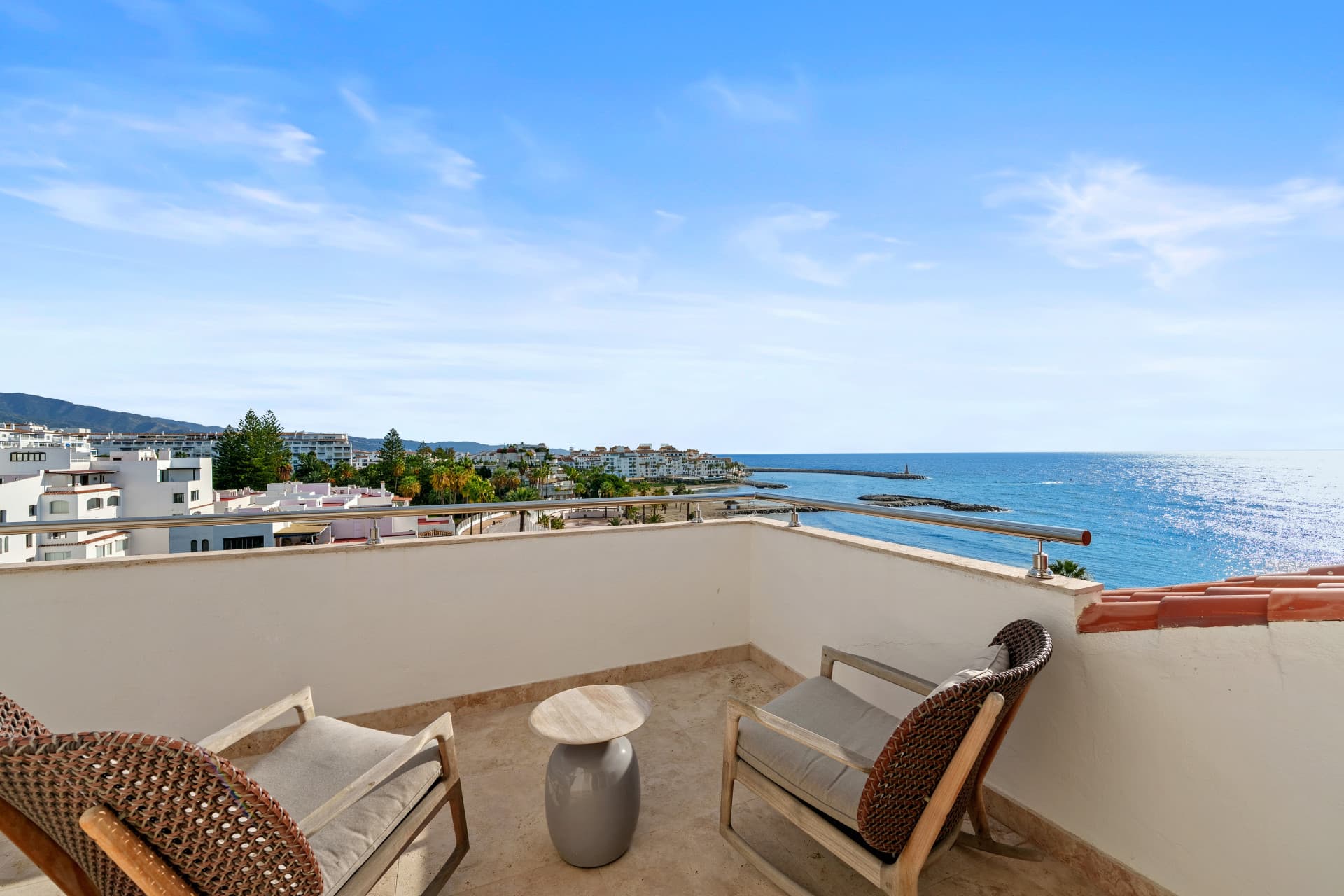 Primera línea Playa Apartamento de lujo con vistas panorámicas al mar en Puerto Banús, Marbella — photo 1