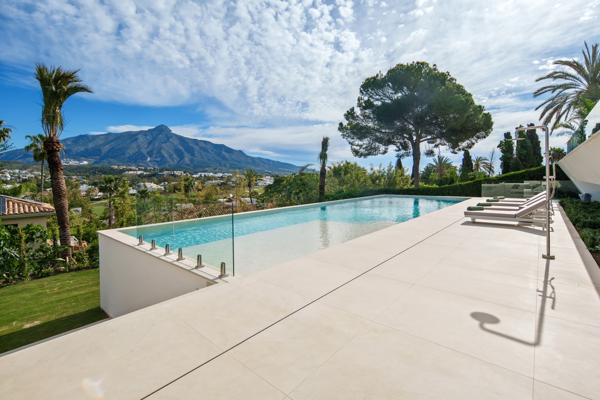 Moderne Villa mit fünf Schlafzimmern und Panoramablick auf den Berg Nueva Andalucía — photo 1