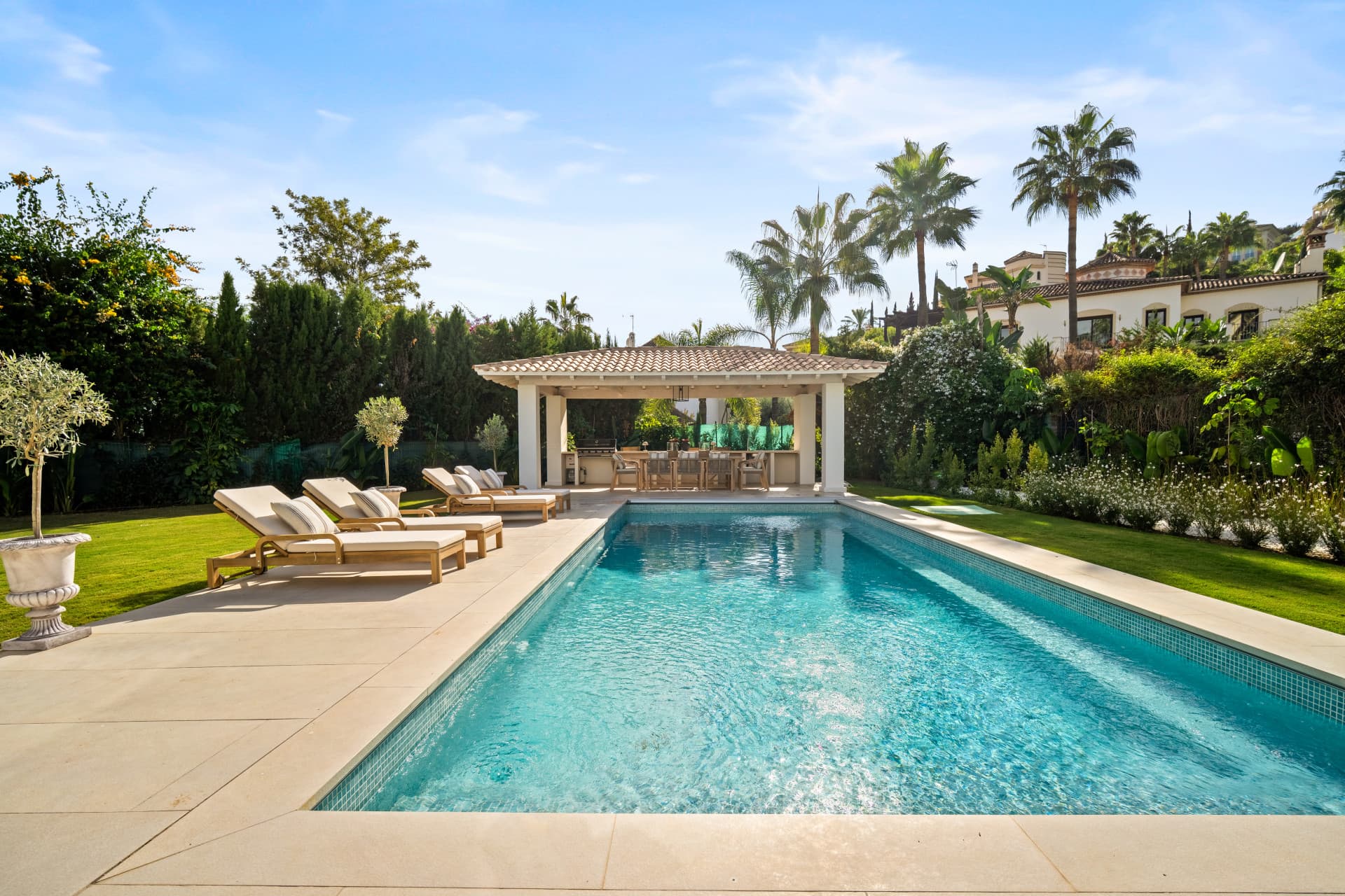 Moderne Villa mit vier Schlafzimmern in Los Arqueros, Benahavís | Gated Community mit Bergblick & maßgeschneiderte Luxus — photo 1