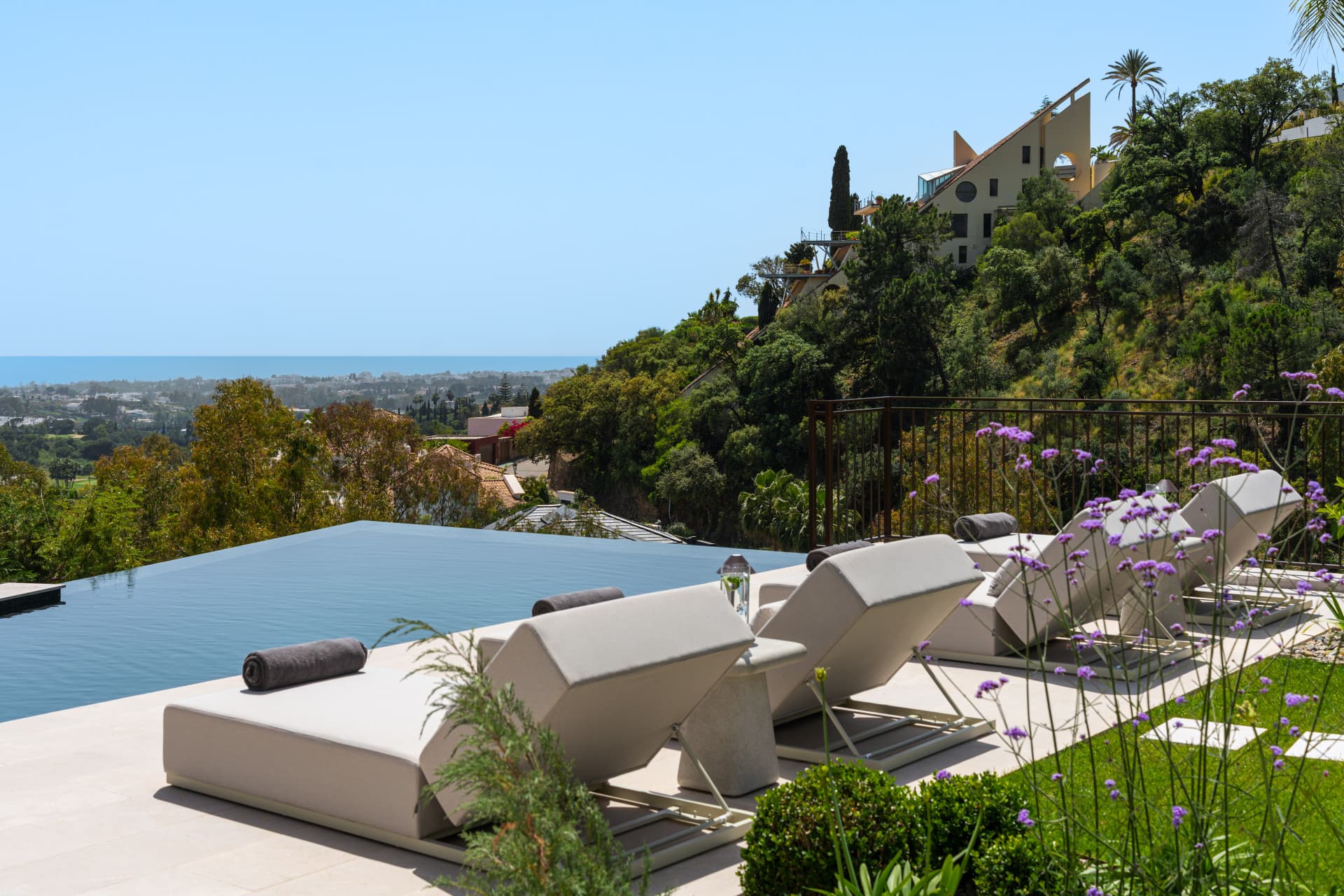 Exquisite moderne Villa mit Panoramablick auf das Meer in El Herrojo, Benahavís — photo 1