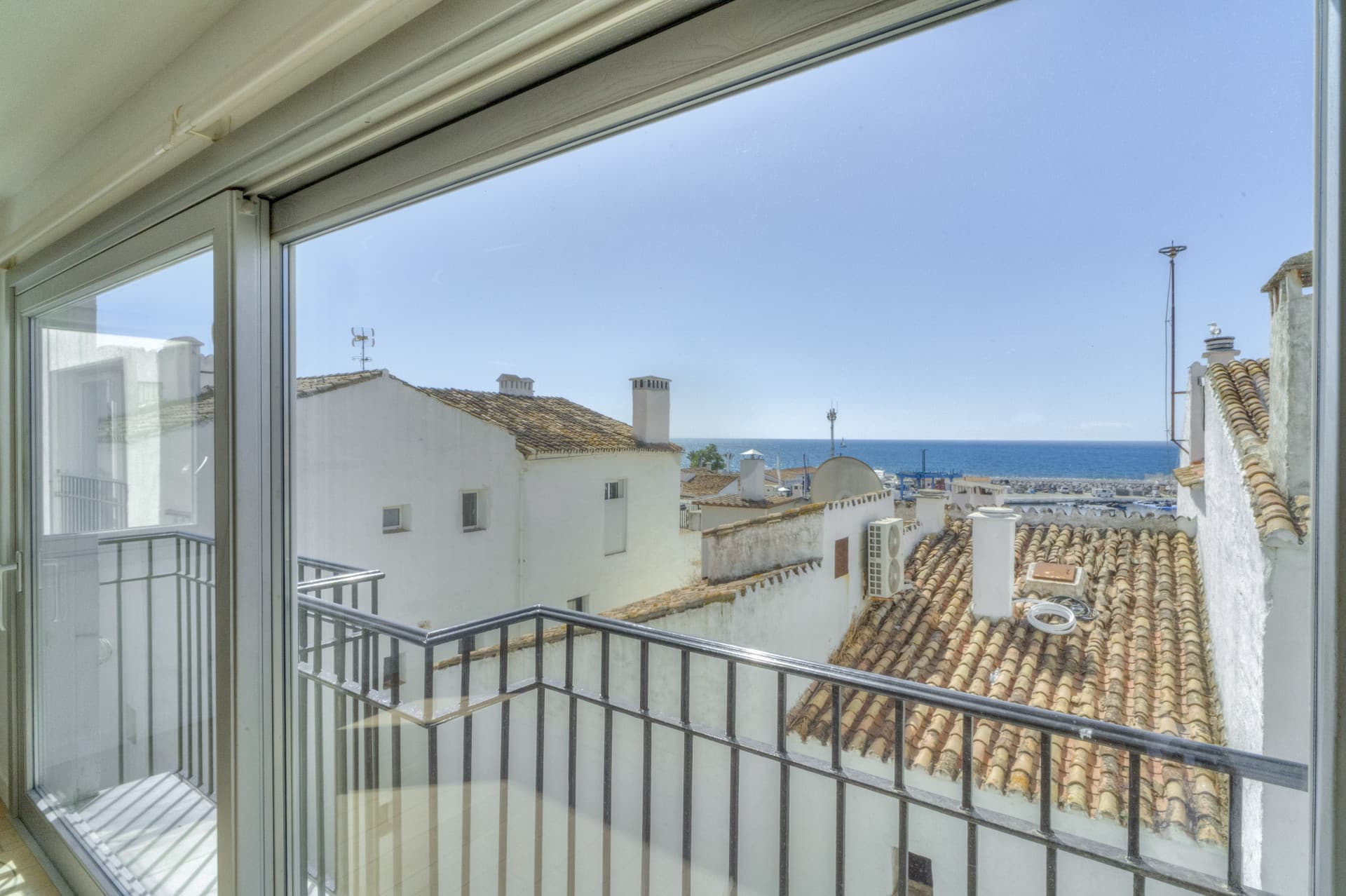 Stunning South-Facing Apartment mit Panoramablick auf das Meer und den Yachthafen, Puerto Banús, Marbella — photo 1