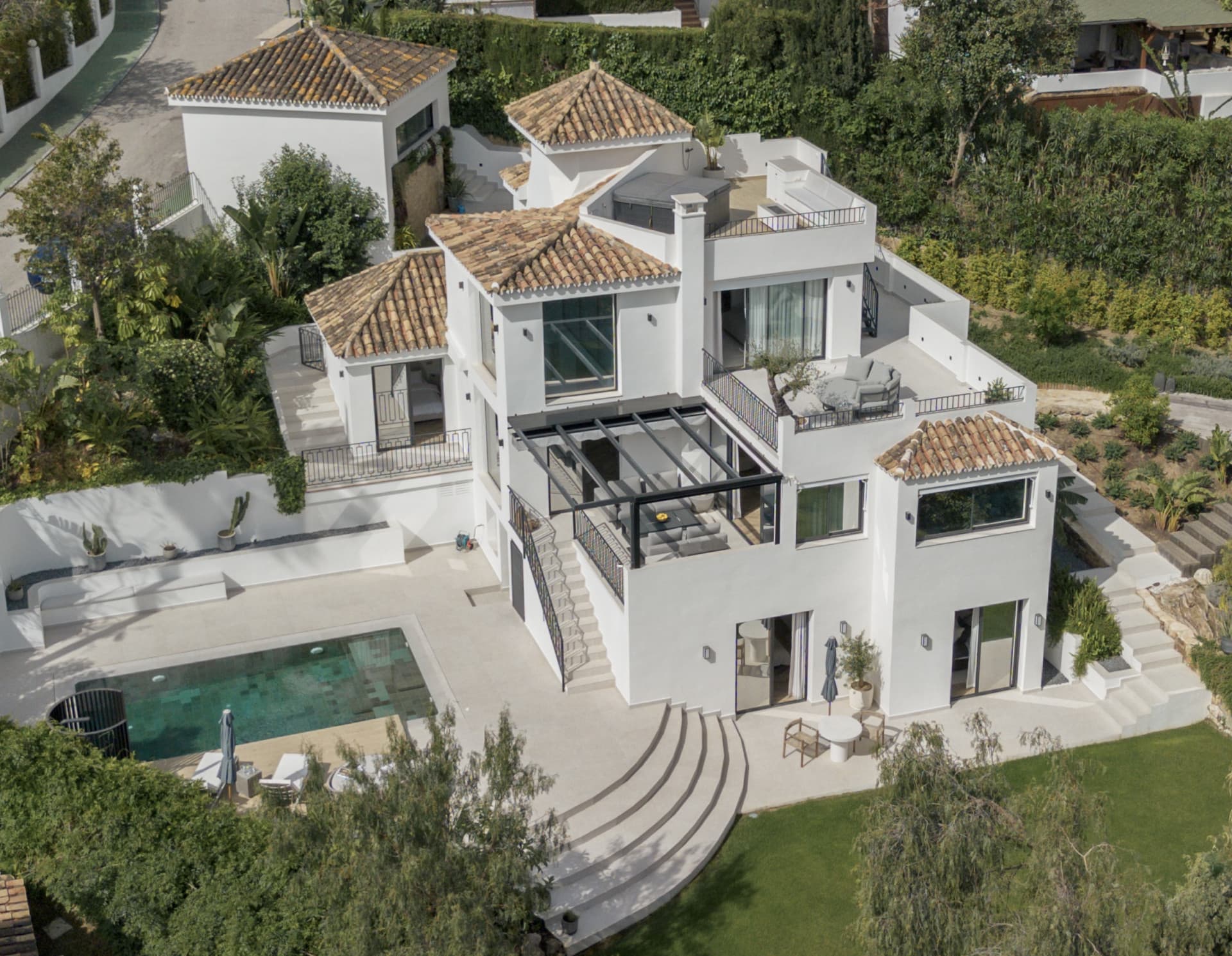 Villa moderna con vistas al mar en Los Naranjos, Nueva Andalucía — photo 1