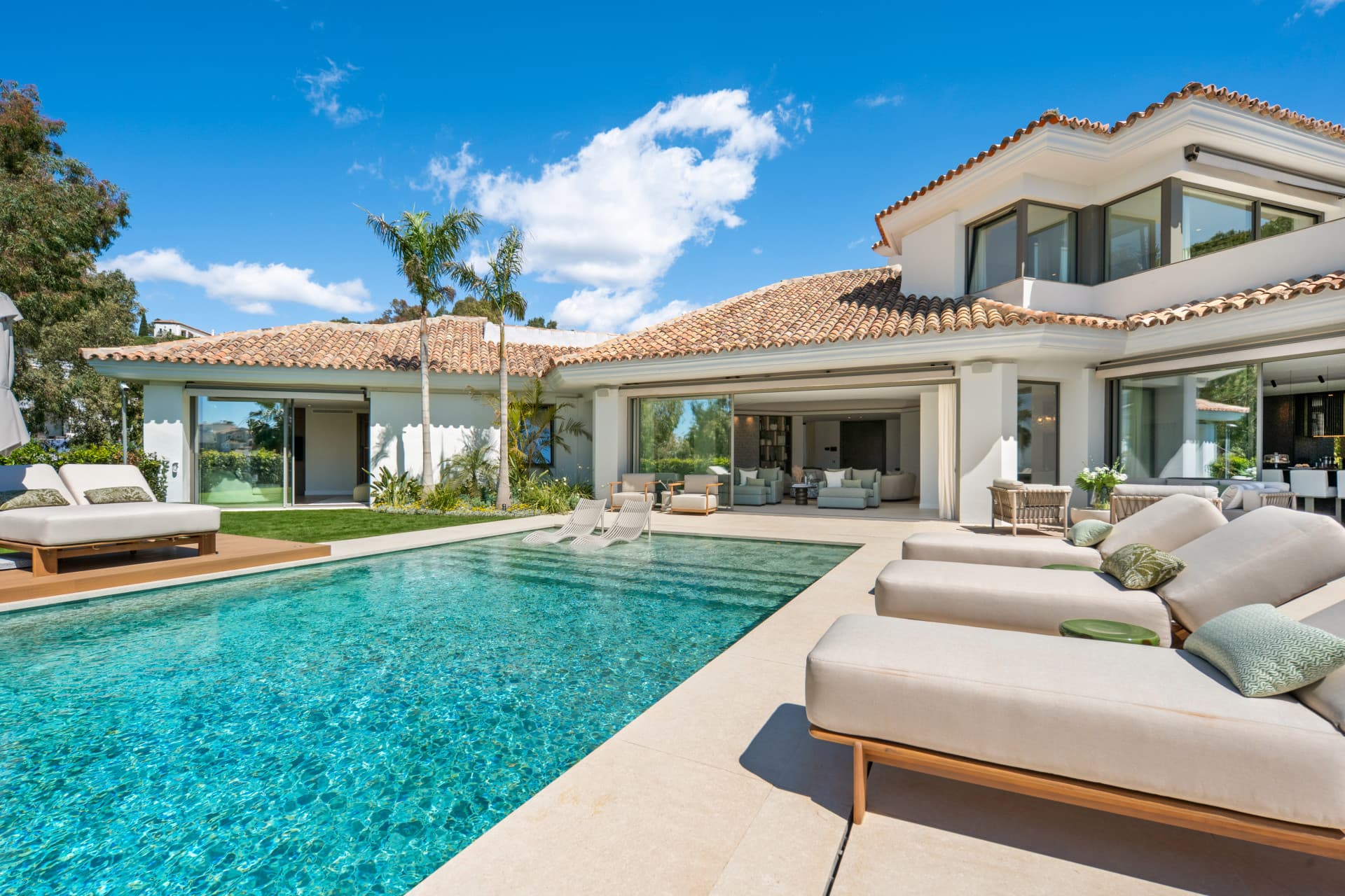Elegante Villa mit 6 Schlafzimmern mit Panoramablick auf das Meer in El Herrojo, Benahavís — photo 1