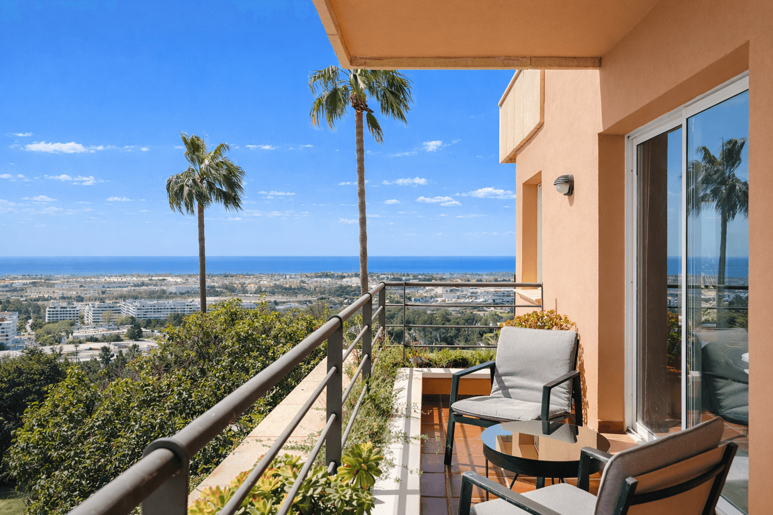 Moderne Wohnung mit Panoramablick auf das Meer in Magna Marbella — photo 1
