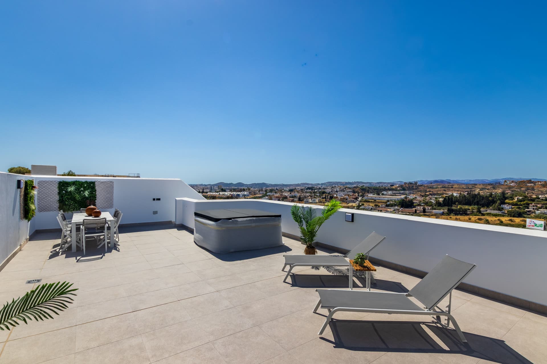 Ático dúplex con vistas panorámicas al mar en Los Pacos, Fuengirola — photo 1