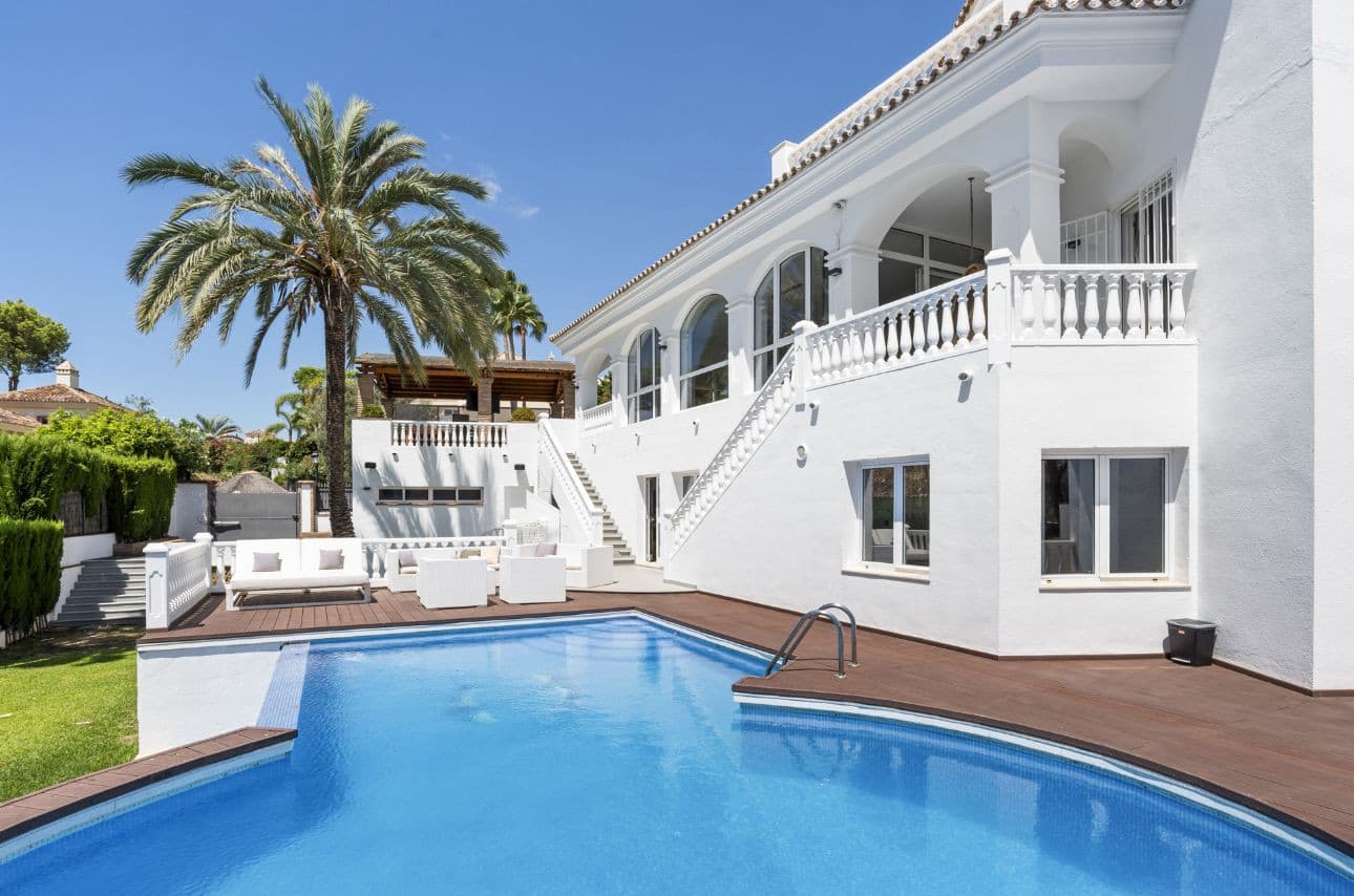 Eleganter 5-Zimmer-Luxus Villa Schritte Weg von Santa Maria Golf Club — photo 1