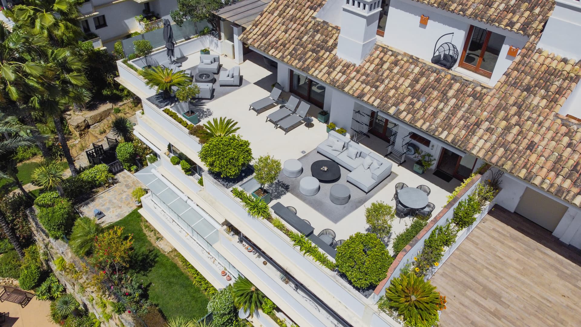 Exclusief duplex penthouse aan de Golden Mile van Marbella met panoramisch uitzicht op zee en La Concha, ruime terrassen en een toplocatie nabij Puente Romano. — photo 1