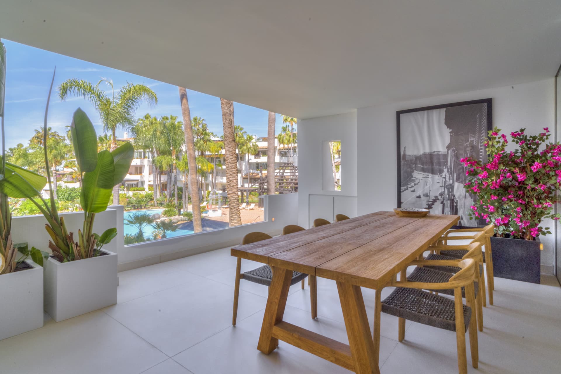 Elegant gerenoveerd 3-slaapkamer strandappartement in Marina Puente Romano, Marbella Golden Mile — photo 1