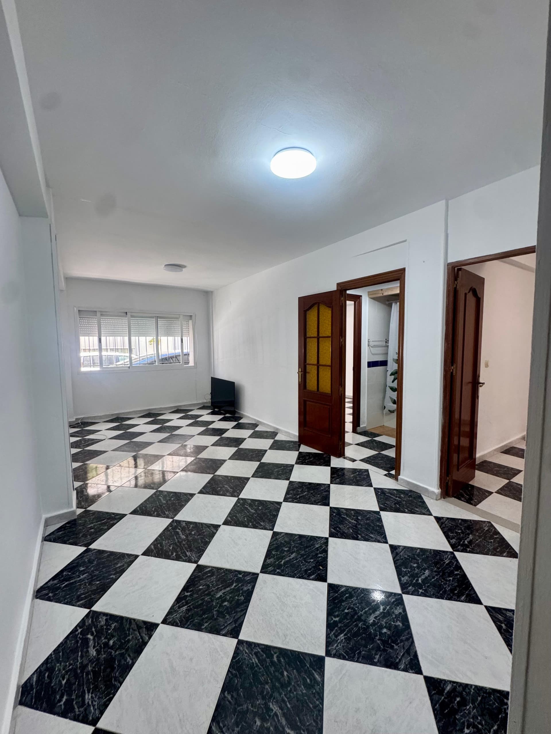 Charmantes Apartment mit 3 Schlafzimmern im Erdgeschoss in Central Coin — photo 1