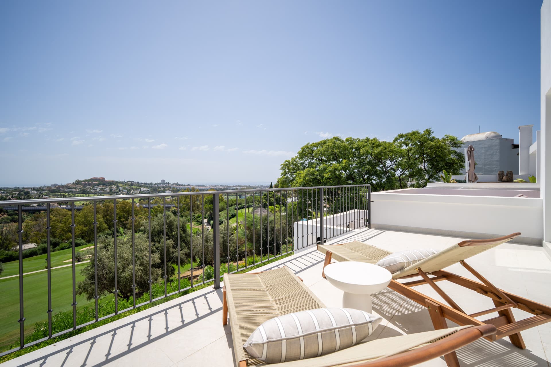 Exquisites Vier-Zimmer-Stadthaus mit Panoramablick auf das Meer, Golf und Bergblick in La Quinta, Benahavís — photo 1