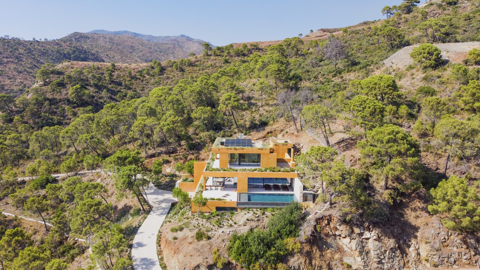 Exquisite Five-Bedroom Designer Villa mit Panoramablick auf Monte Mayor, Benahavis — photo 1