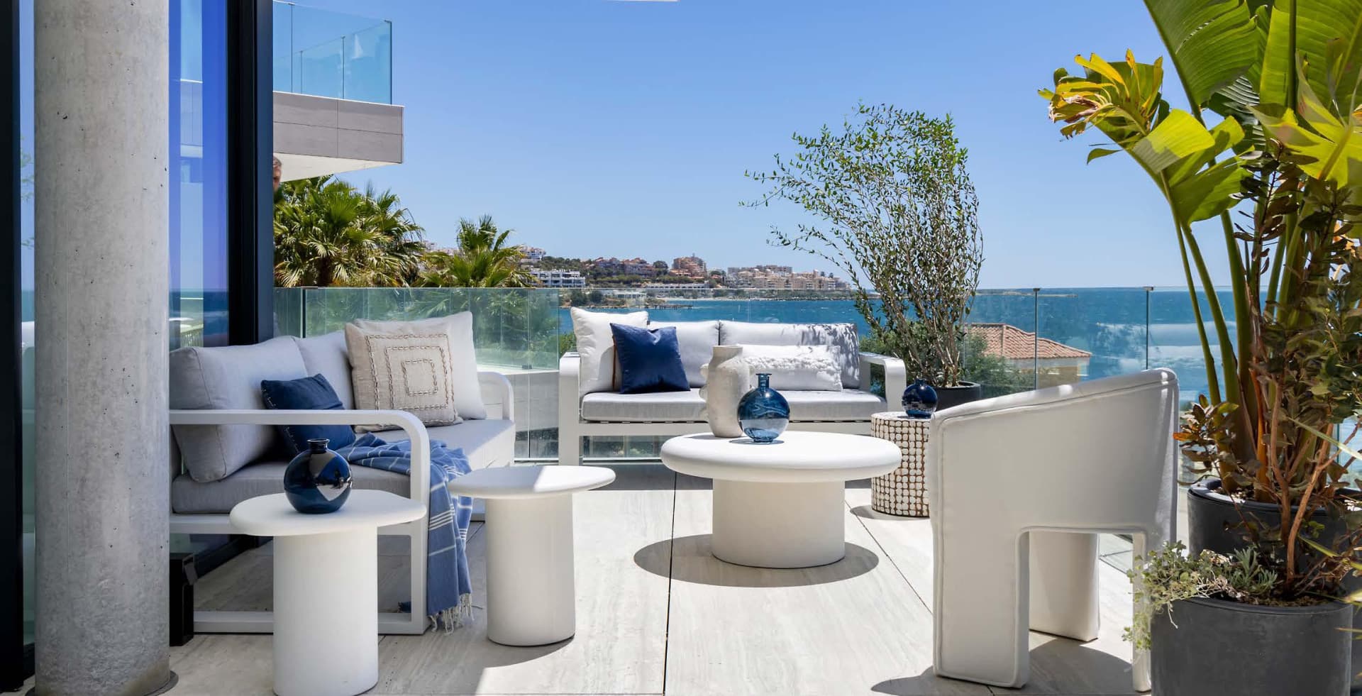 Luxuriöse Strandwohnung mit Panoramablick auf das Meer in Bahía de Estepona — photo 1