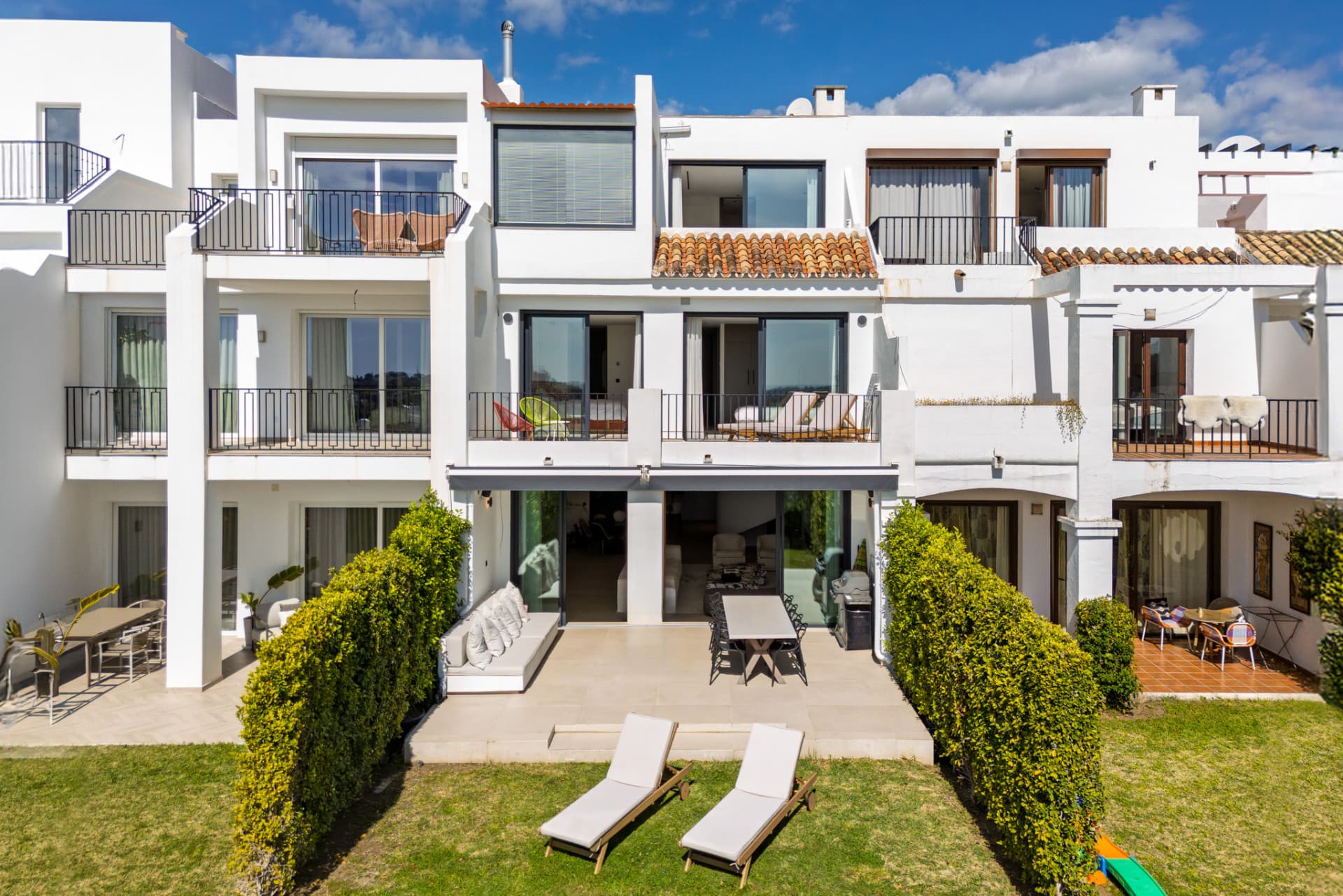 Elegant Front Line Golf Townhouse met panoramisch uitzicht in La Quinta, Benahavis — photo 1