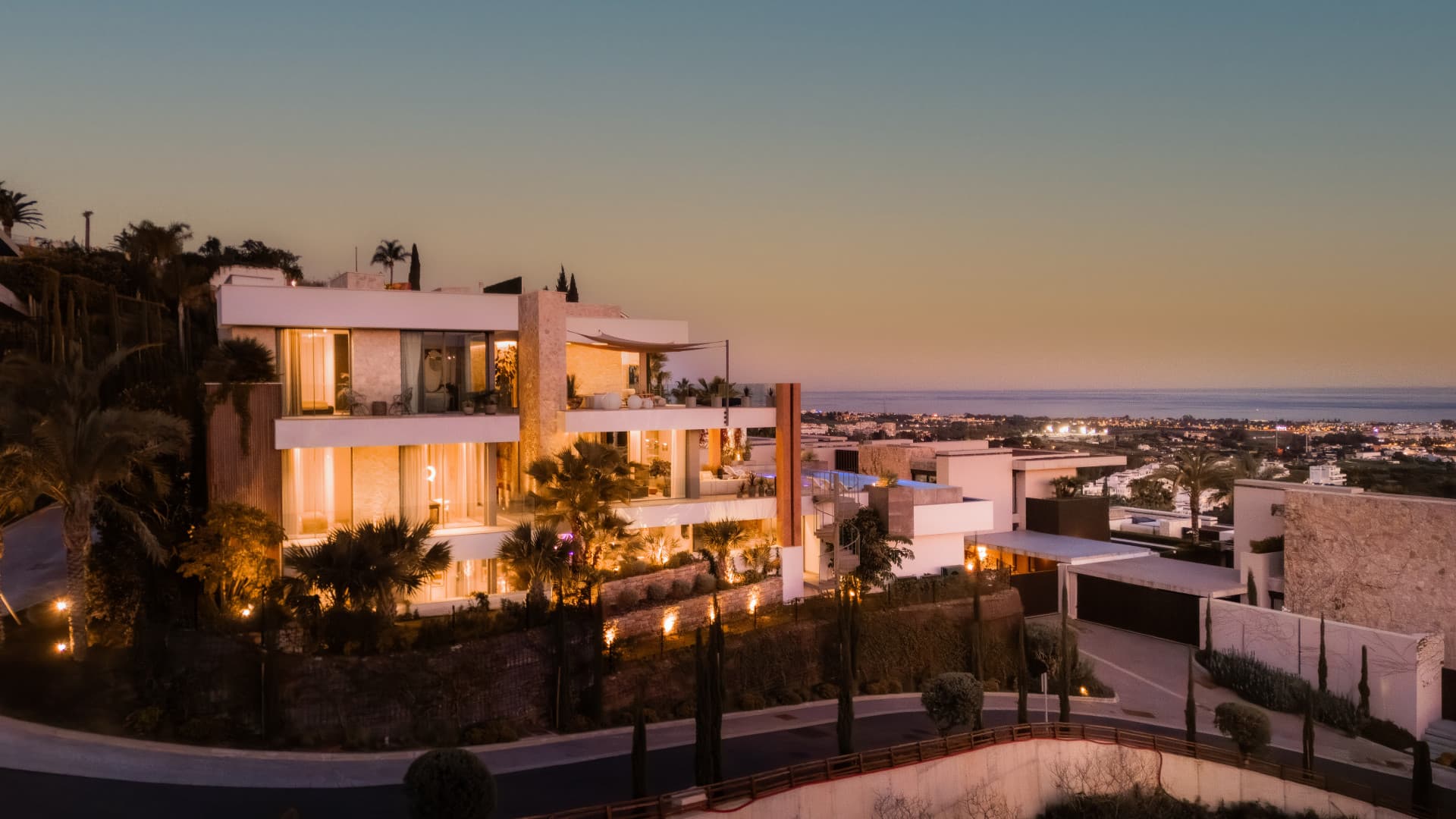 Prachtige Hedendaagse villa met 6 Slaapkamers met adembenemend panoramisch uitzicht in Benahavis — photo 1