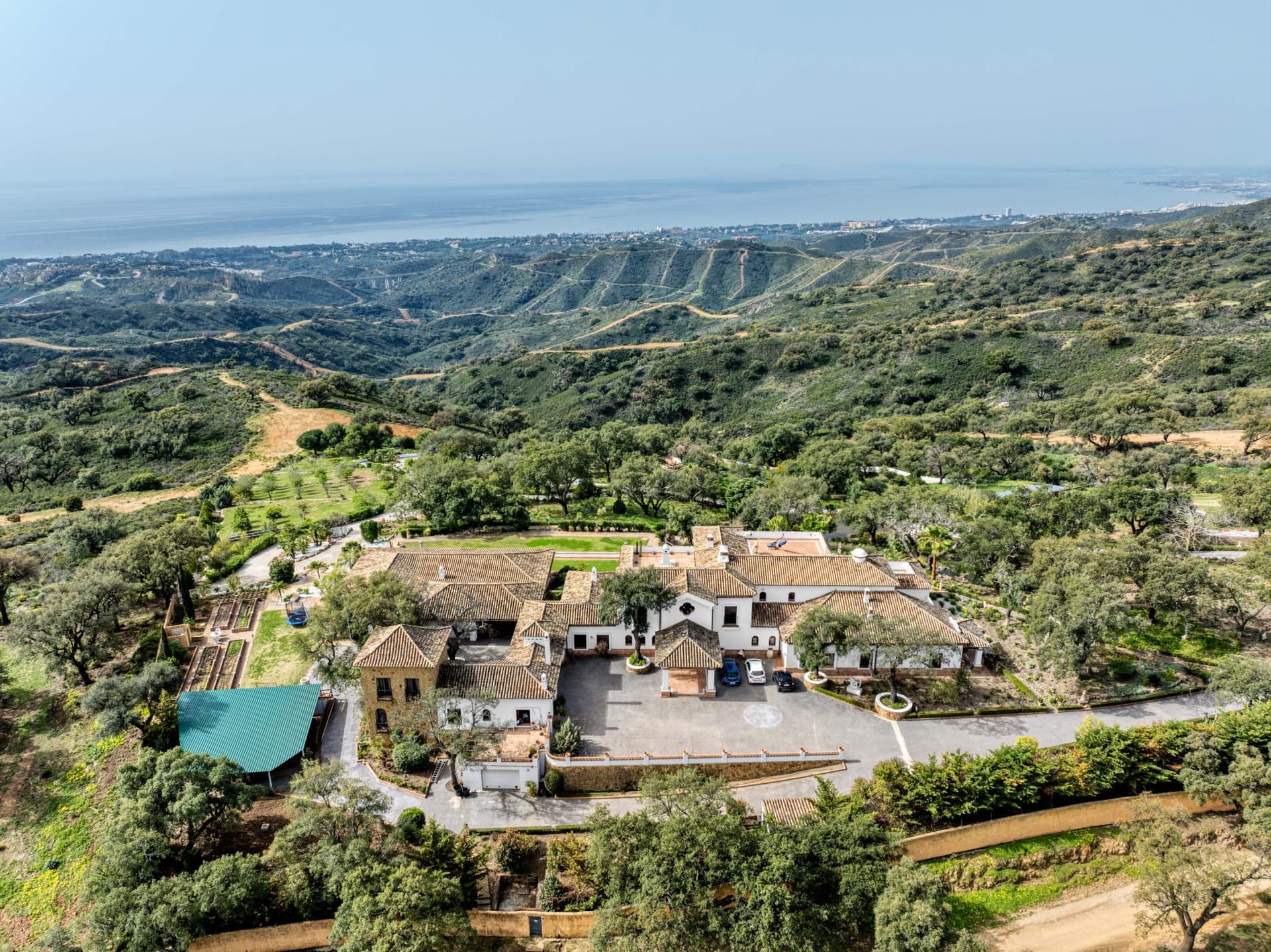 Imposing Luxury Finca with Panoramic Views in La Mairena, Marbella Este — photo 1