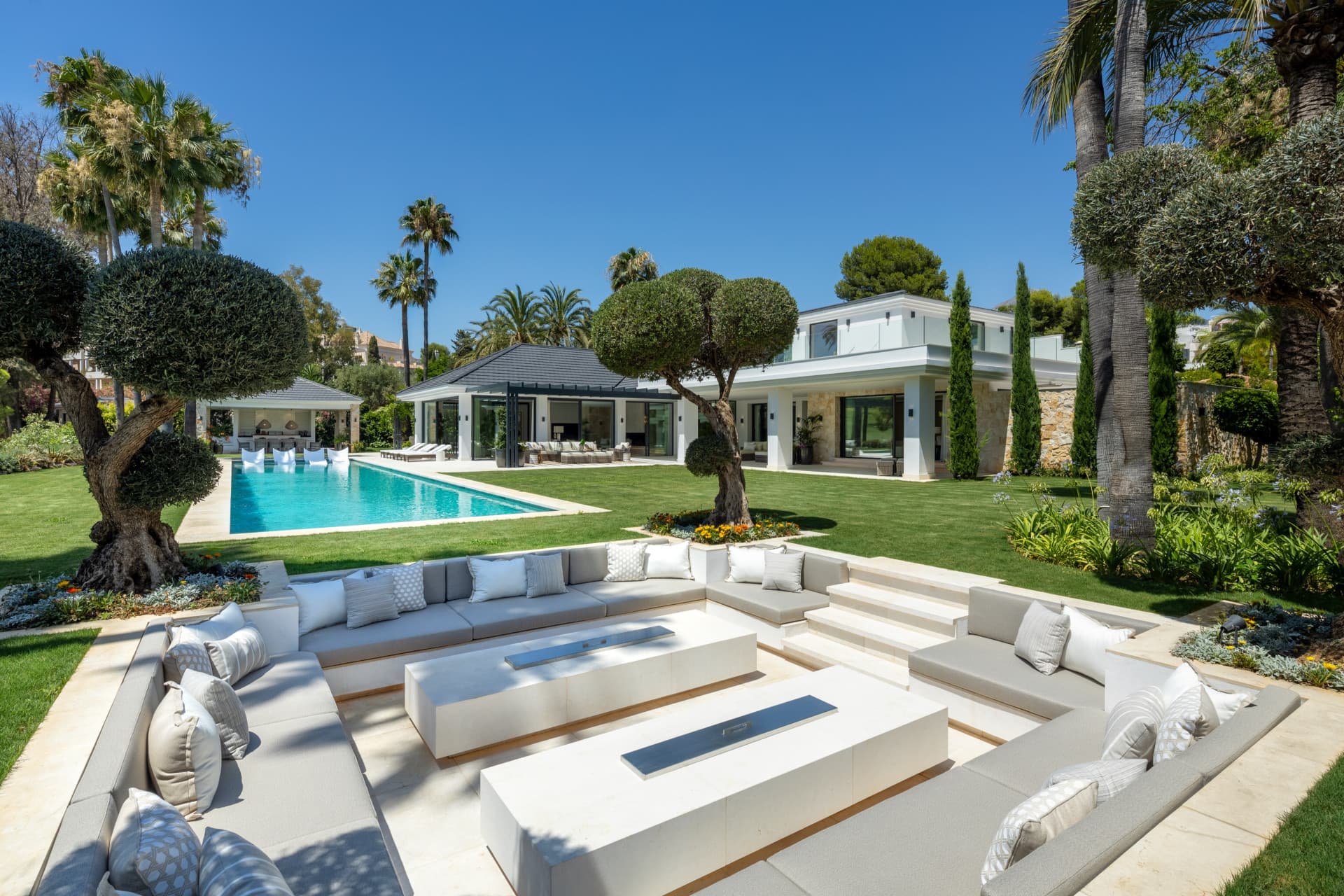 Luxurious Front Line Golf Villa with Panoramic Views of Las Brisas Golf Course — photo 1