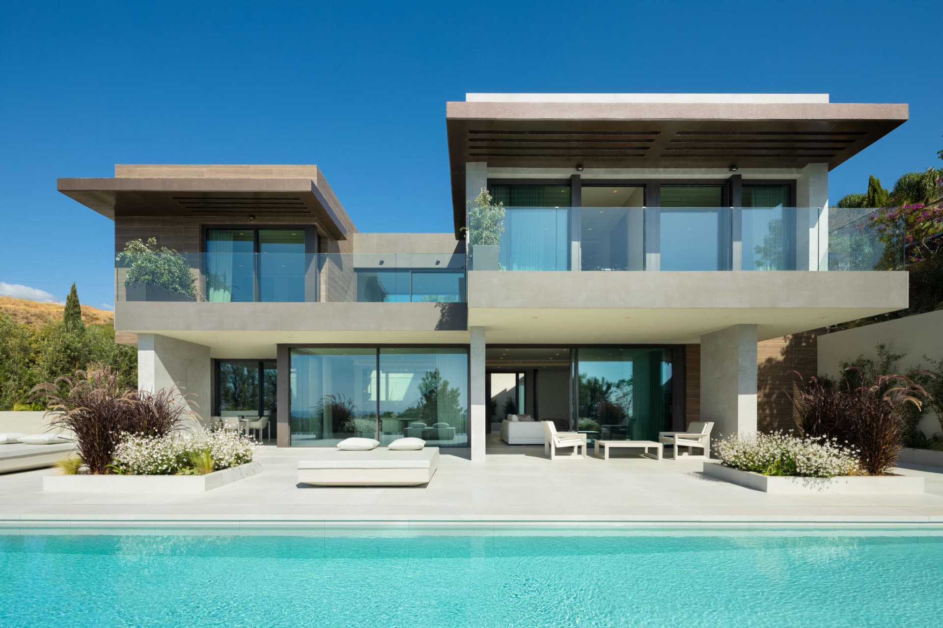 Villa exquisita de nueva construcción en Los Flamingos, Benahavis con vistas panorámicas y servicios de lujo — photo 1