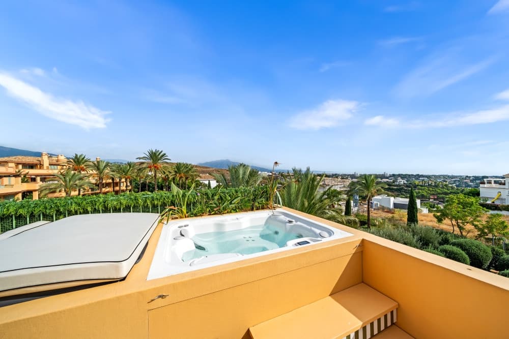 Ático duplex de lujo con vistas al mar en Los Flamingos, Benahavis — photo 1